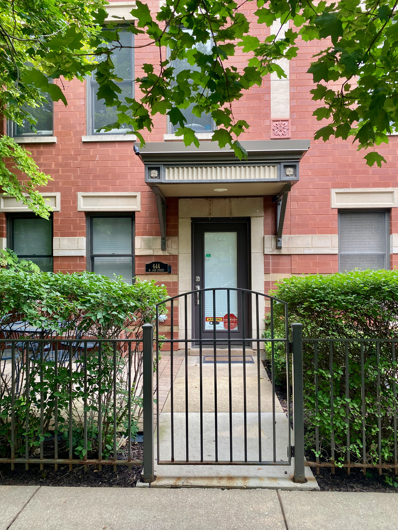 644 W OAK Street