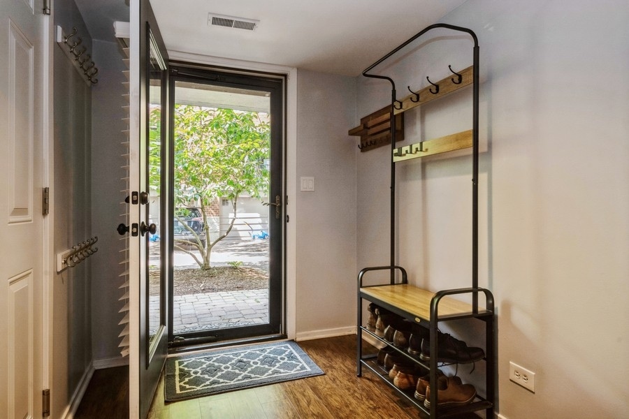 2720 N Greenview Avenue Unit: F