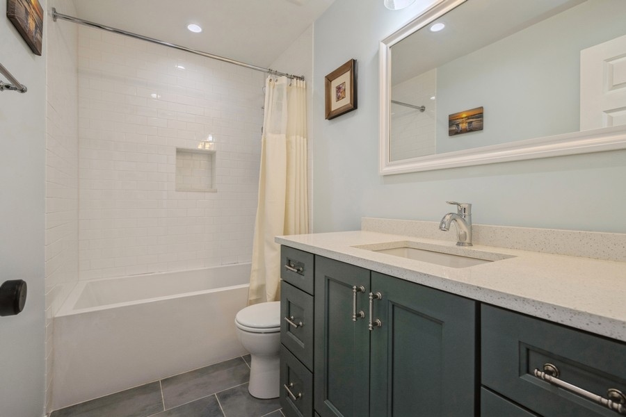 2720 N Greenview Avenue Unit: F