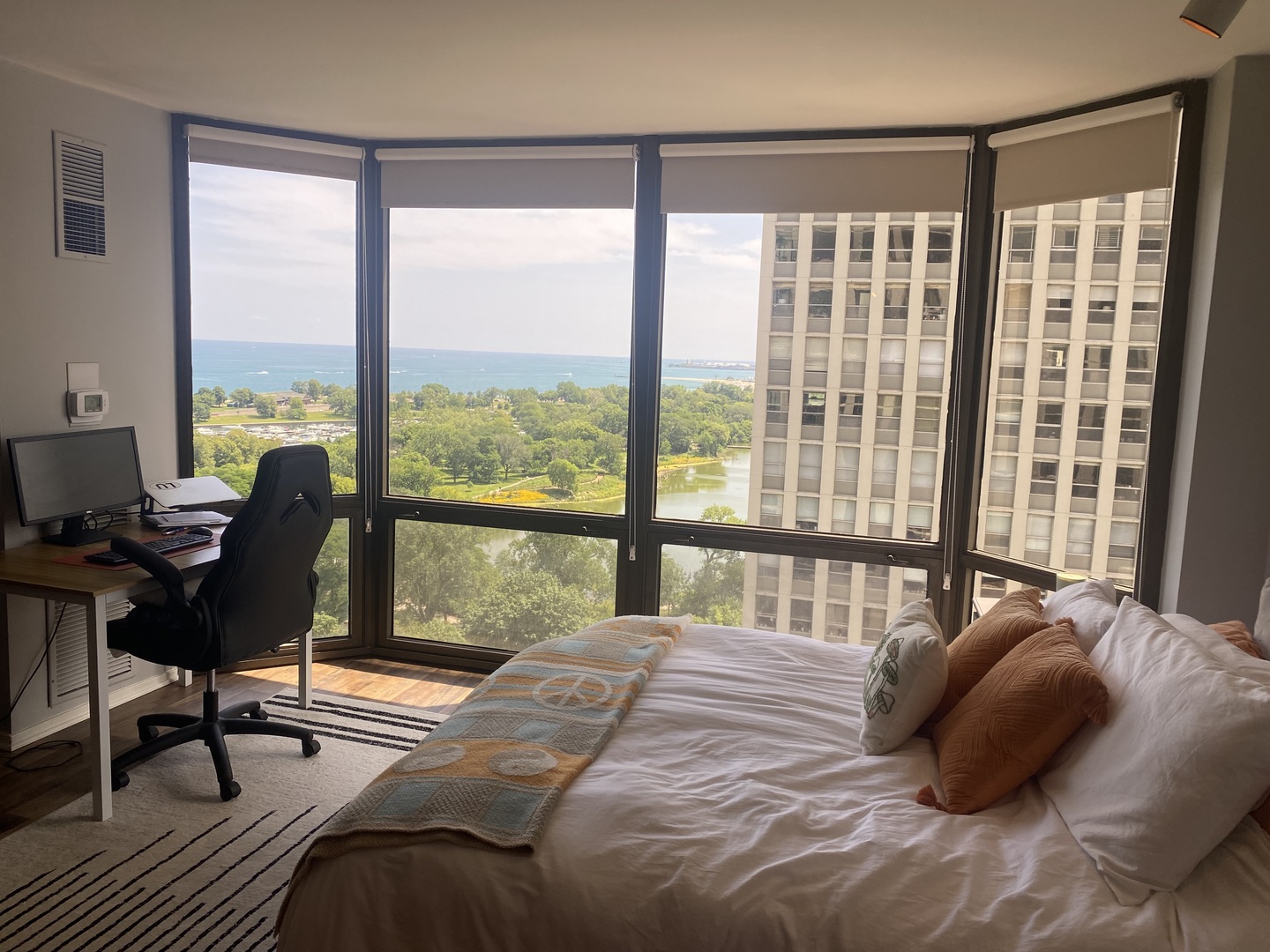 2650 N Lakeview Avenue Unit: 2006