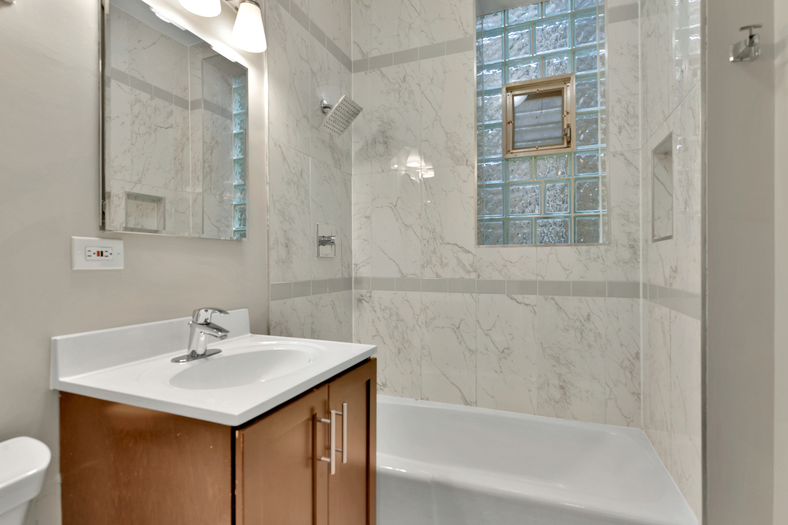 3729 N Bosworth Avenue Unit: 1