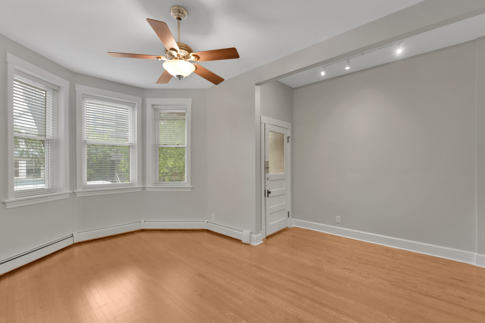3729 N Bosworth Avenue Unit: 1