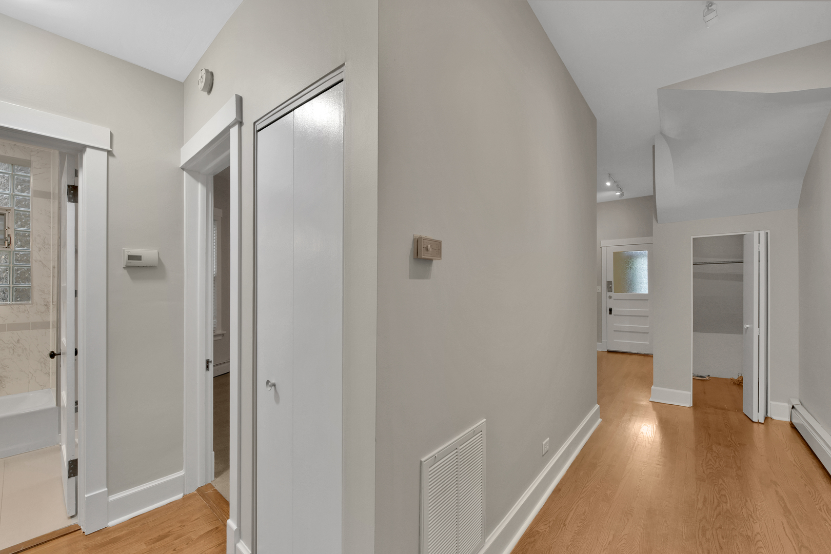 3729 N Bosworth Avenue Unit: 1