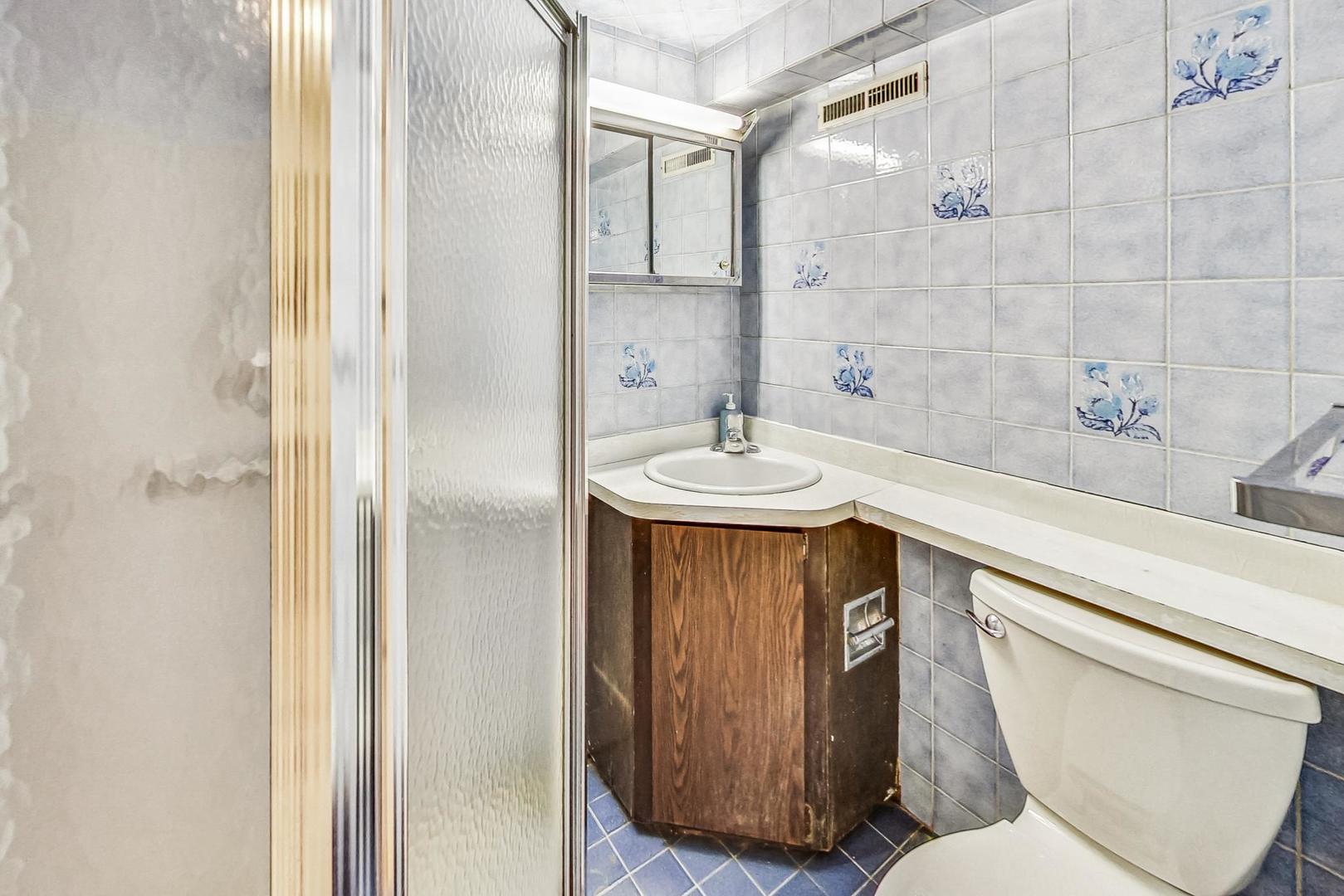 433 W Roslyn Place Unit: 1E