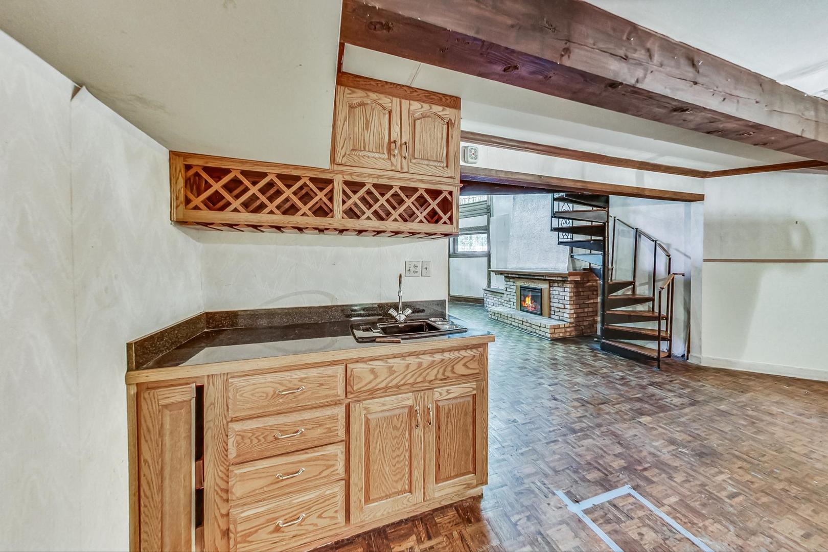 433 W Roslyn Place Unit: 1E