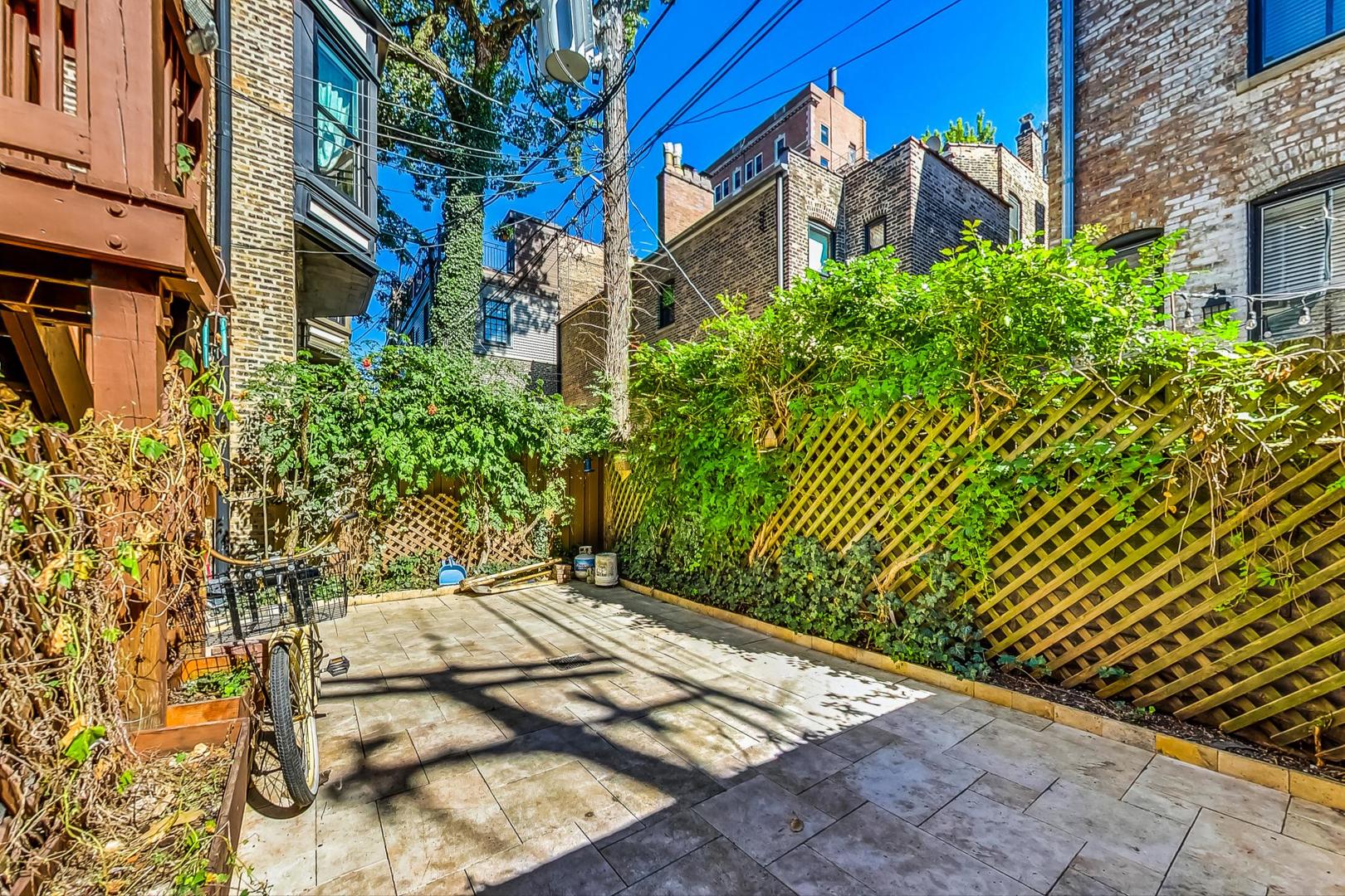 433 W Roslyn Place Unit: 1E
