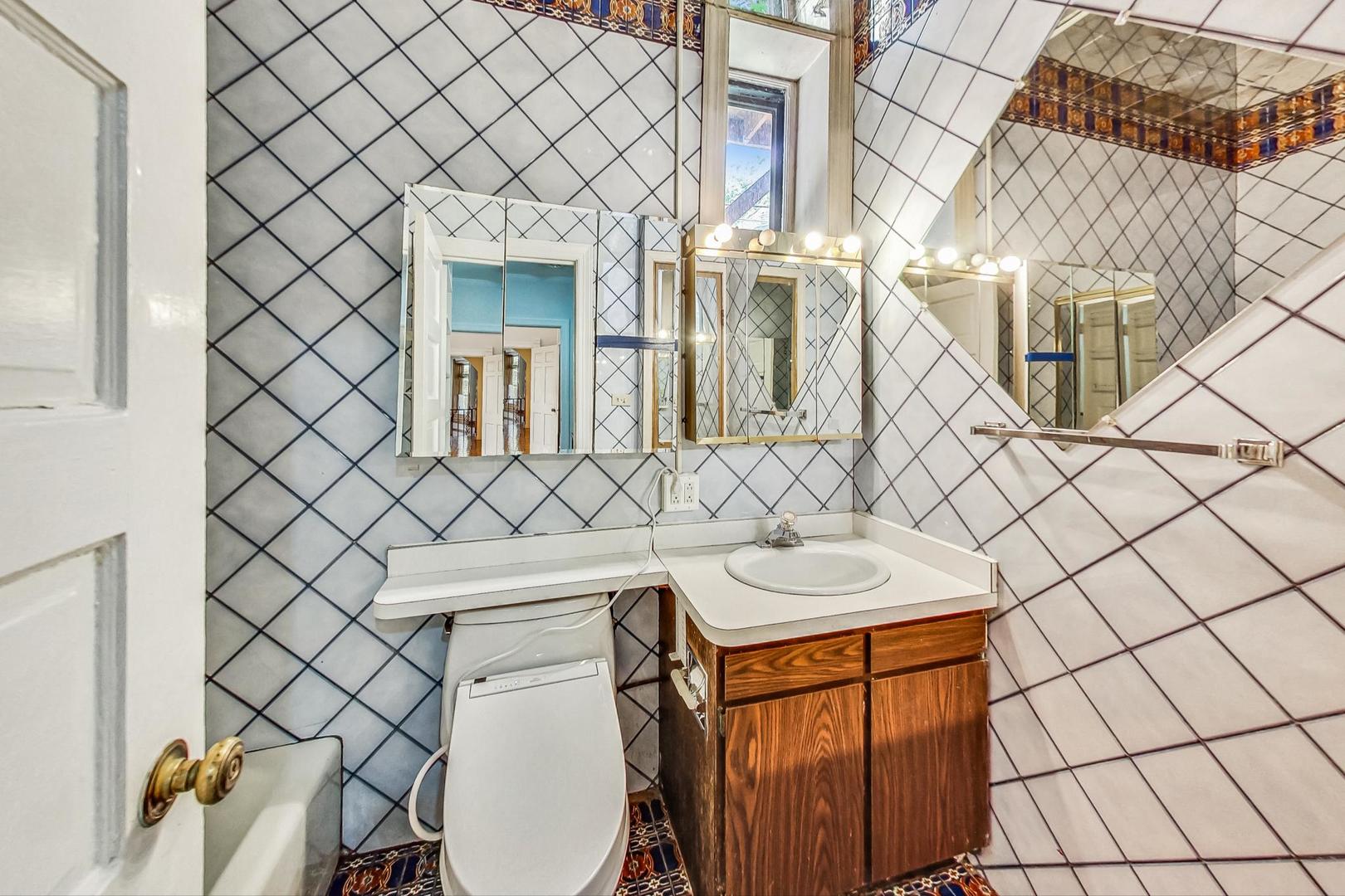 433 W Roslyn Place Unit: 1E
