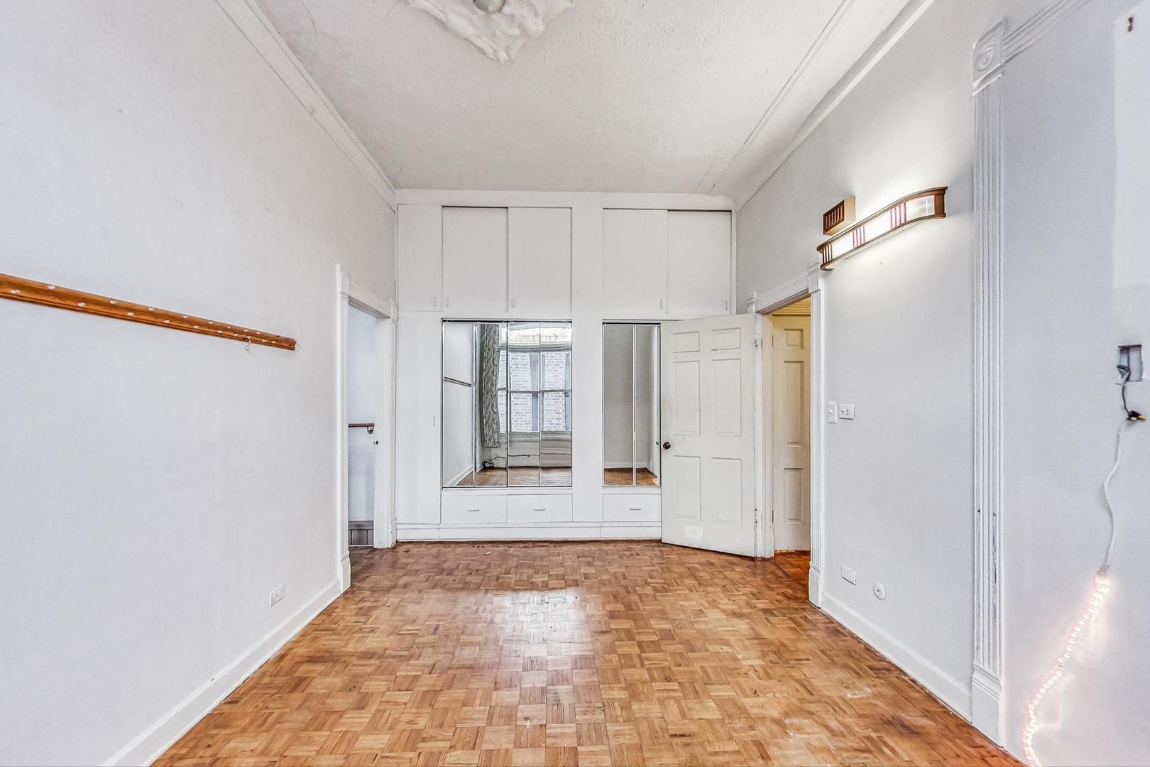 433 W Roslyn Place Unit: 1E
