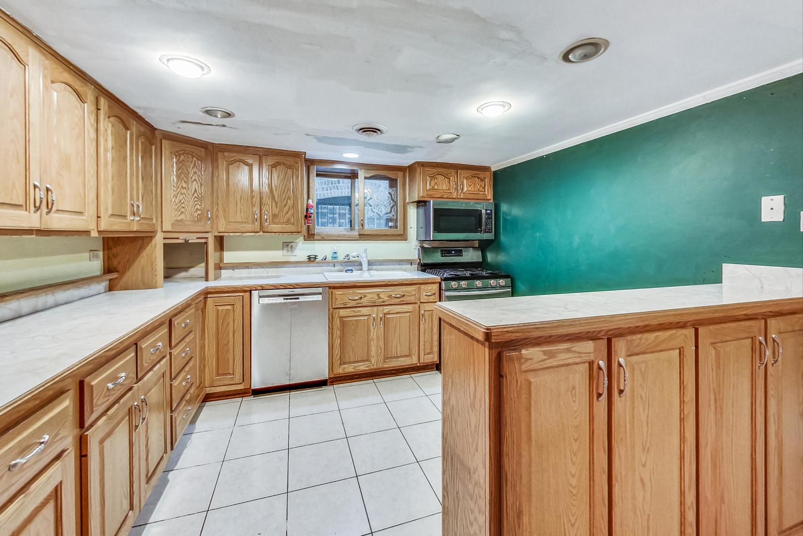 433 W Roslyn Place Unit: 1E
