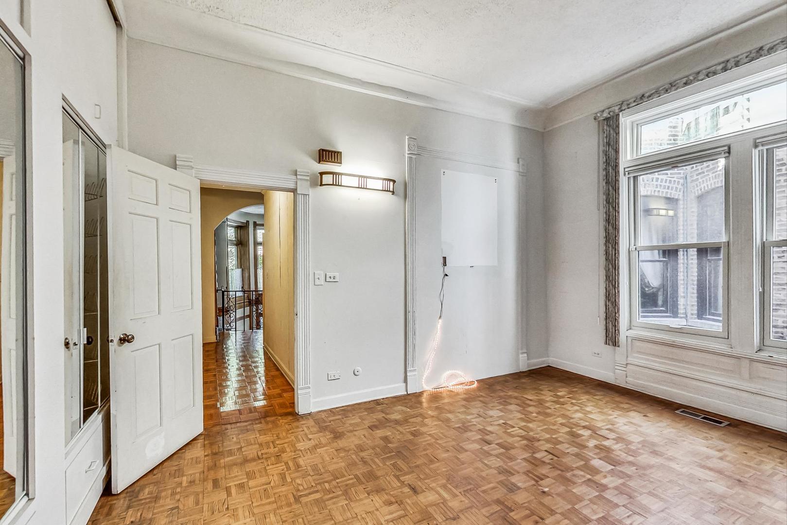433 W Roslyn Place Unit: 1E