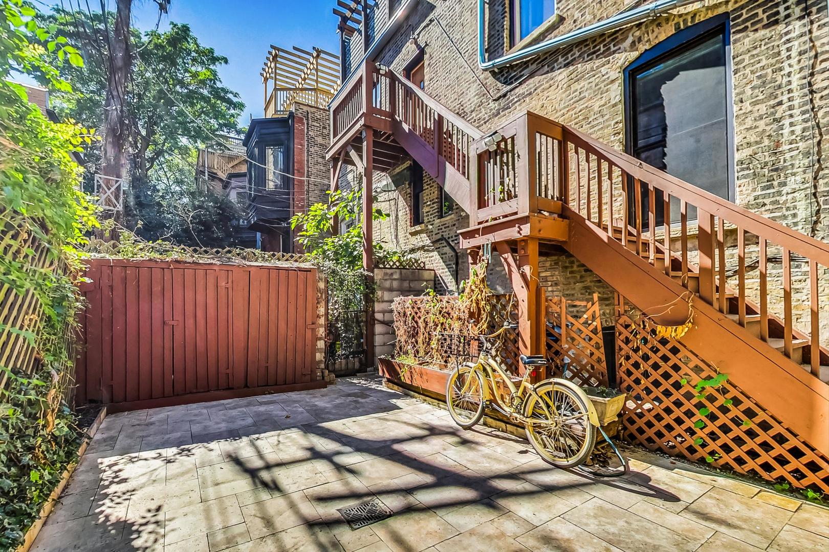 433 W Roslyn Place Unit: 1E
