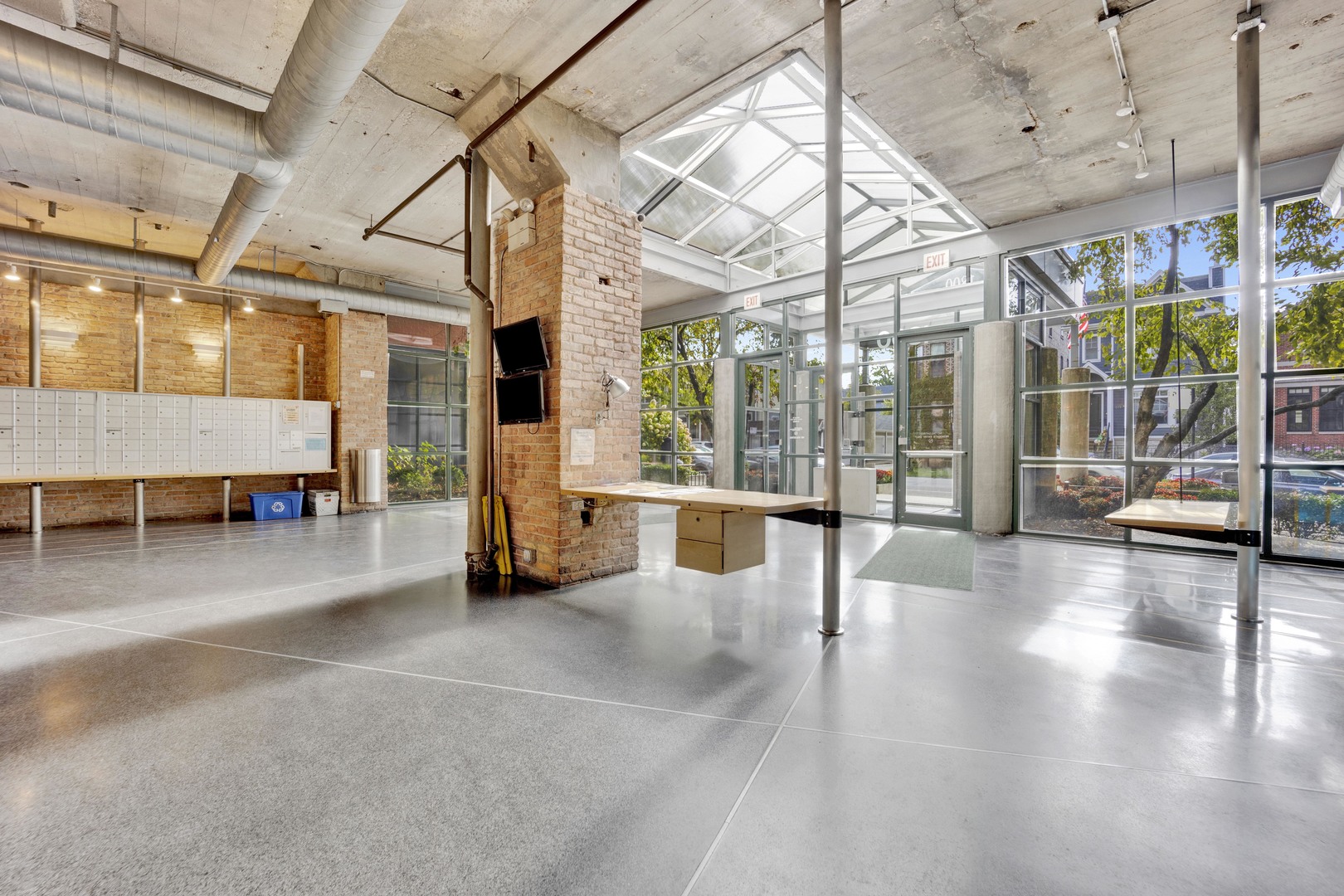1800 W Roscoe Street Unit: 319
