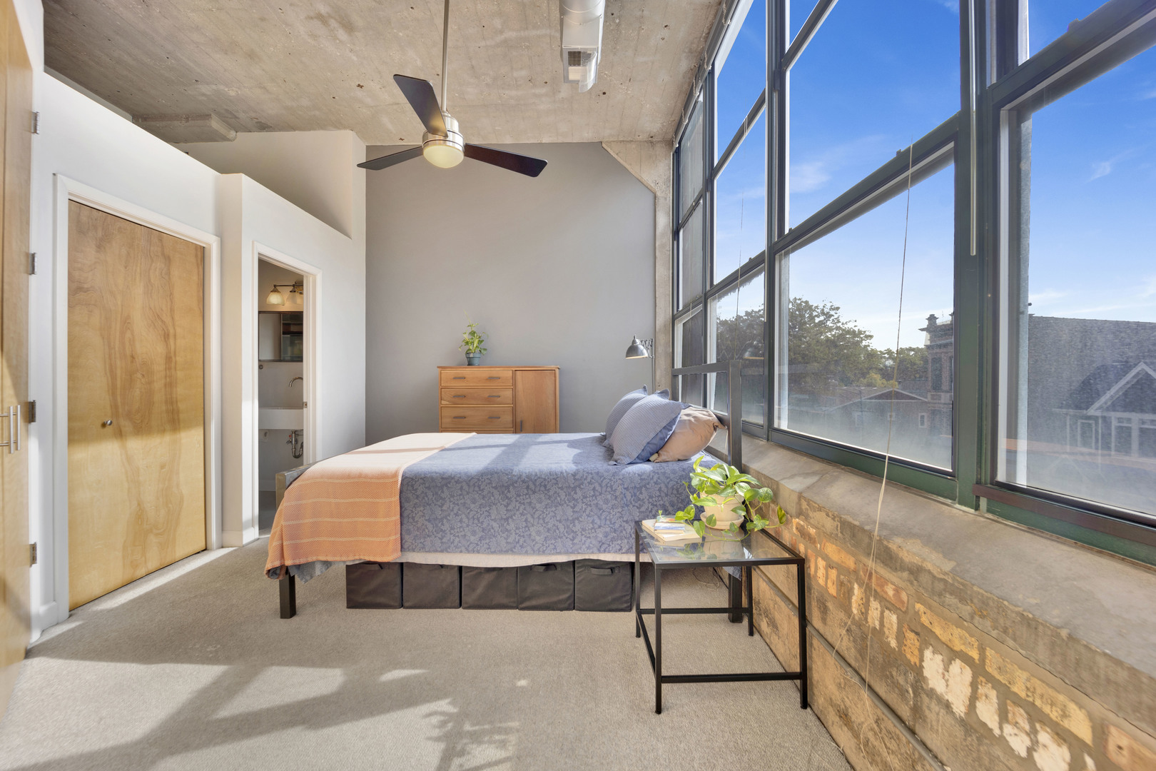 1800 W Roscoe Street Unit: 319