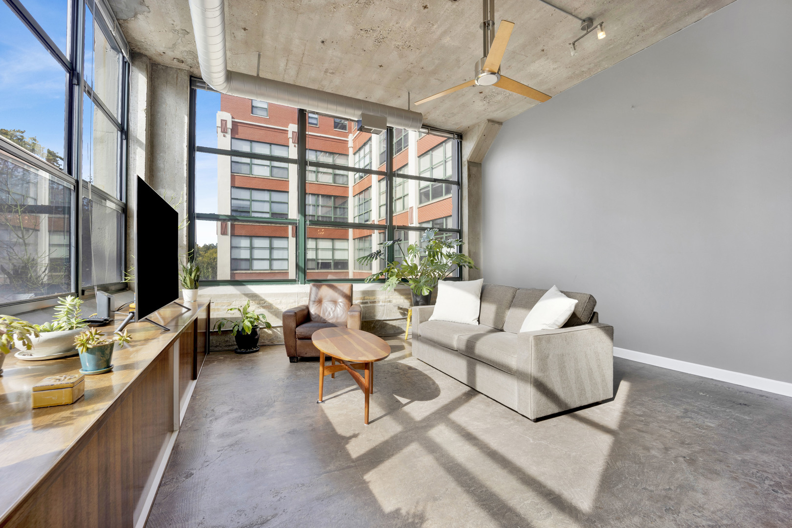1800 W Roscoe Street Unit: 319