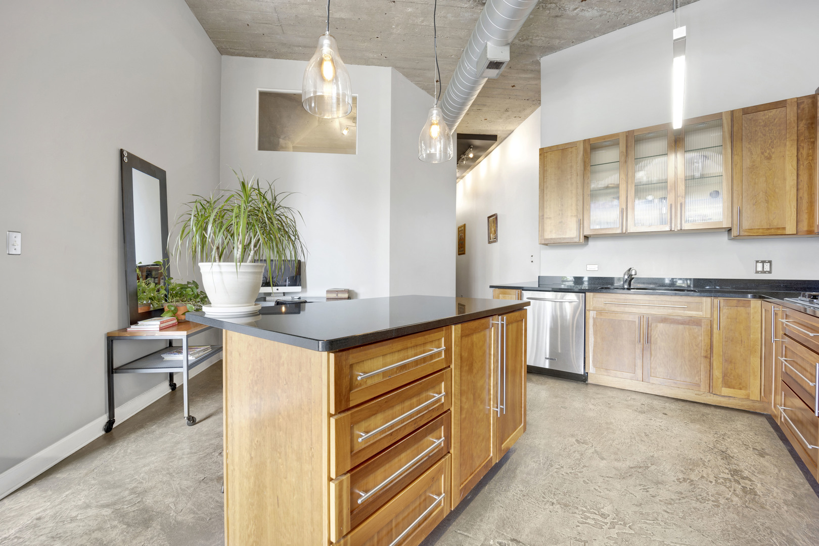 1800 W Roscoe Street Unit: 319