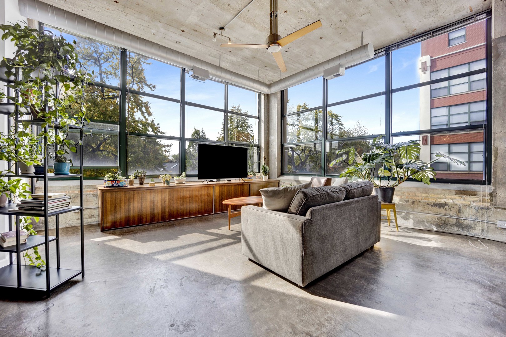 1800 W Roscoe Street Unit: 319