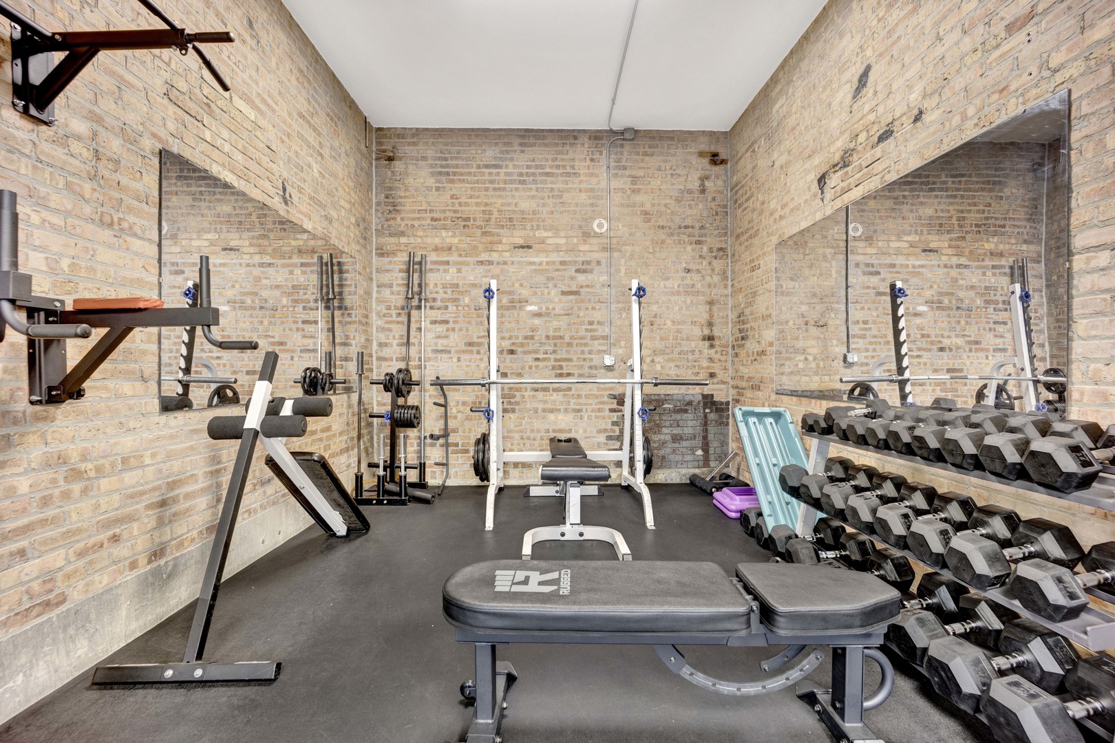 1800 W Roscoe Street Unit: 319