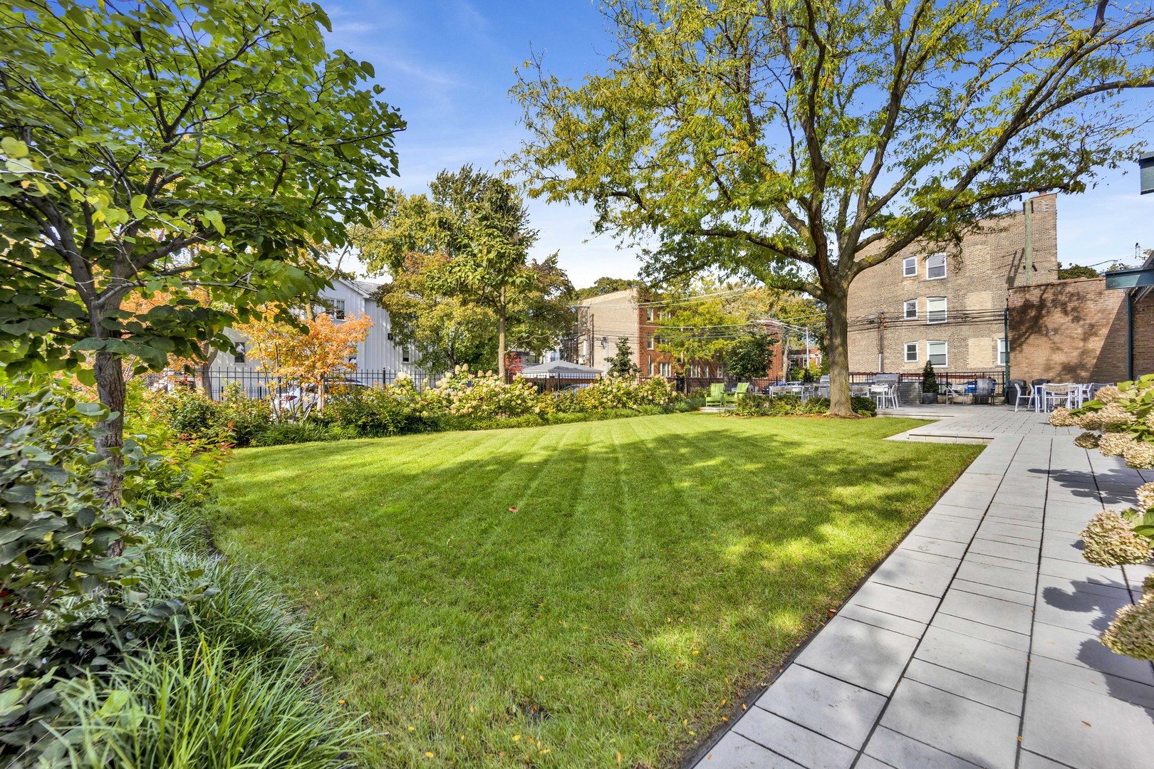 1800 W Roscoe Street Unit: 319