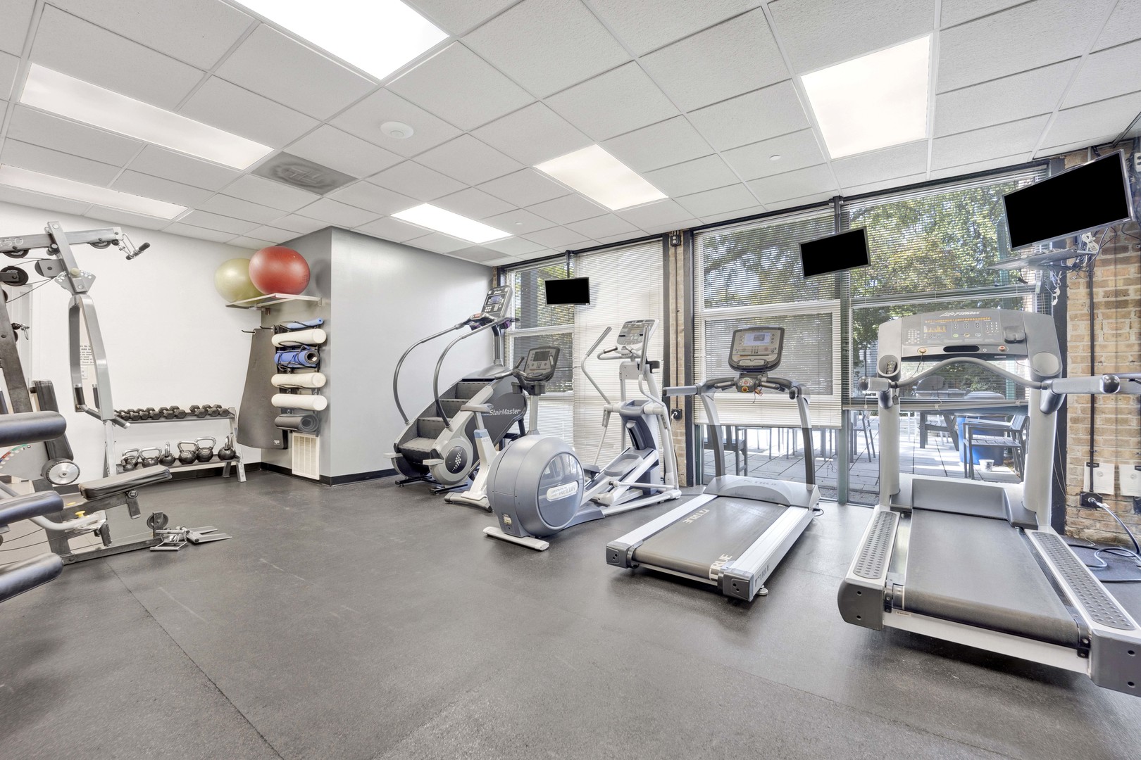1800 W Roscoe Street Unit: 319