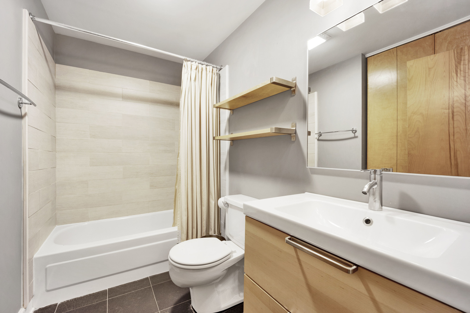 1800 W Roscoe Street Unit: 319