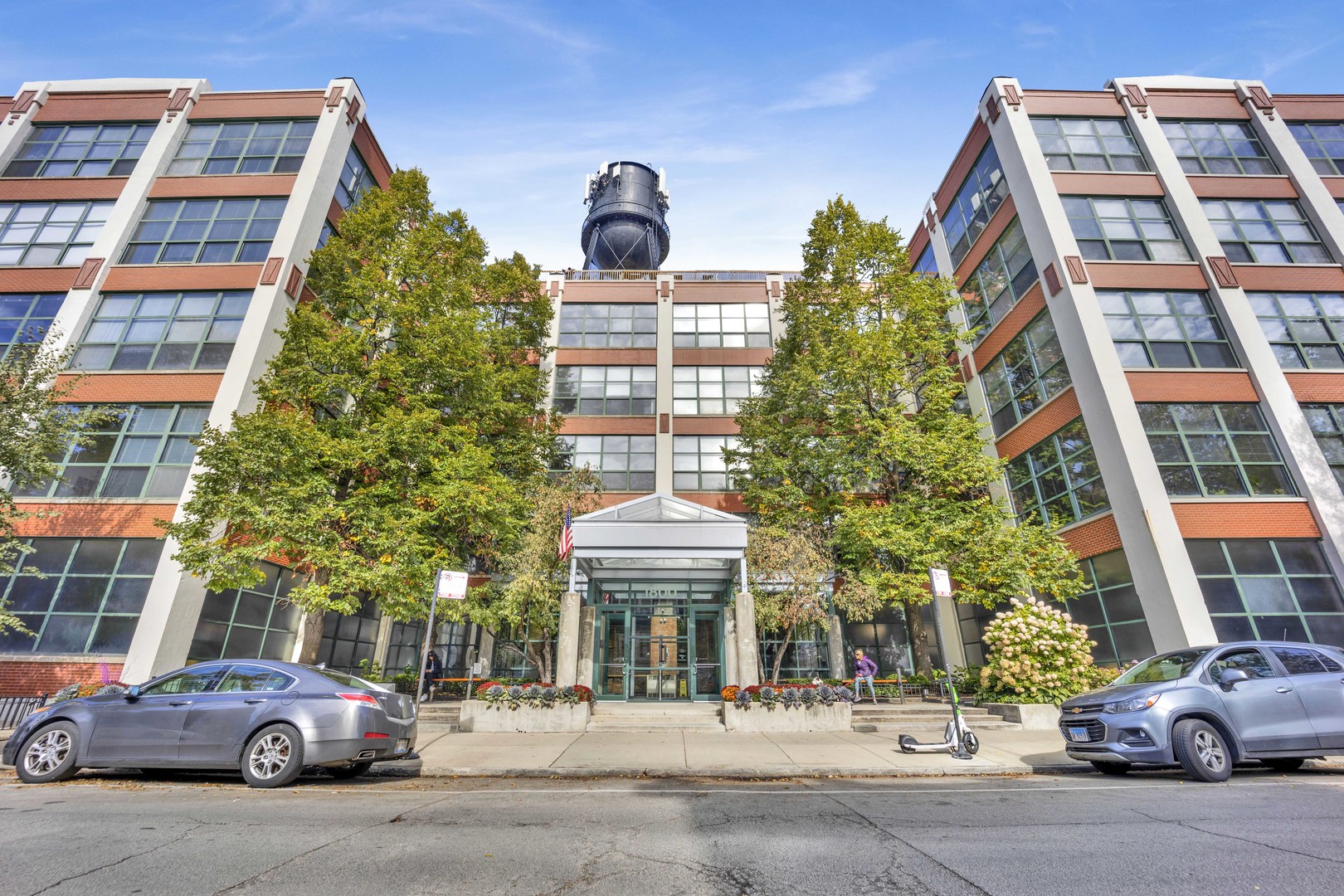 1800 W Roscoe Street Unit: 319