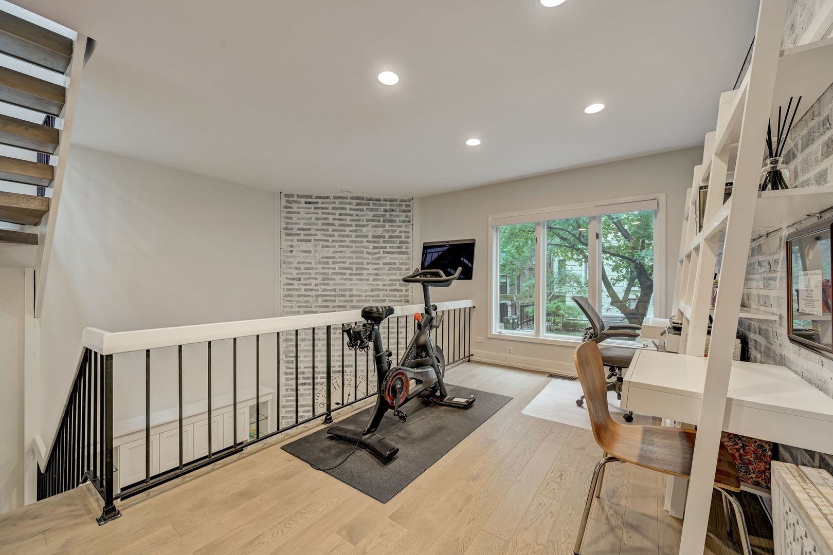 434 W Briar Place Unit: 1