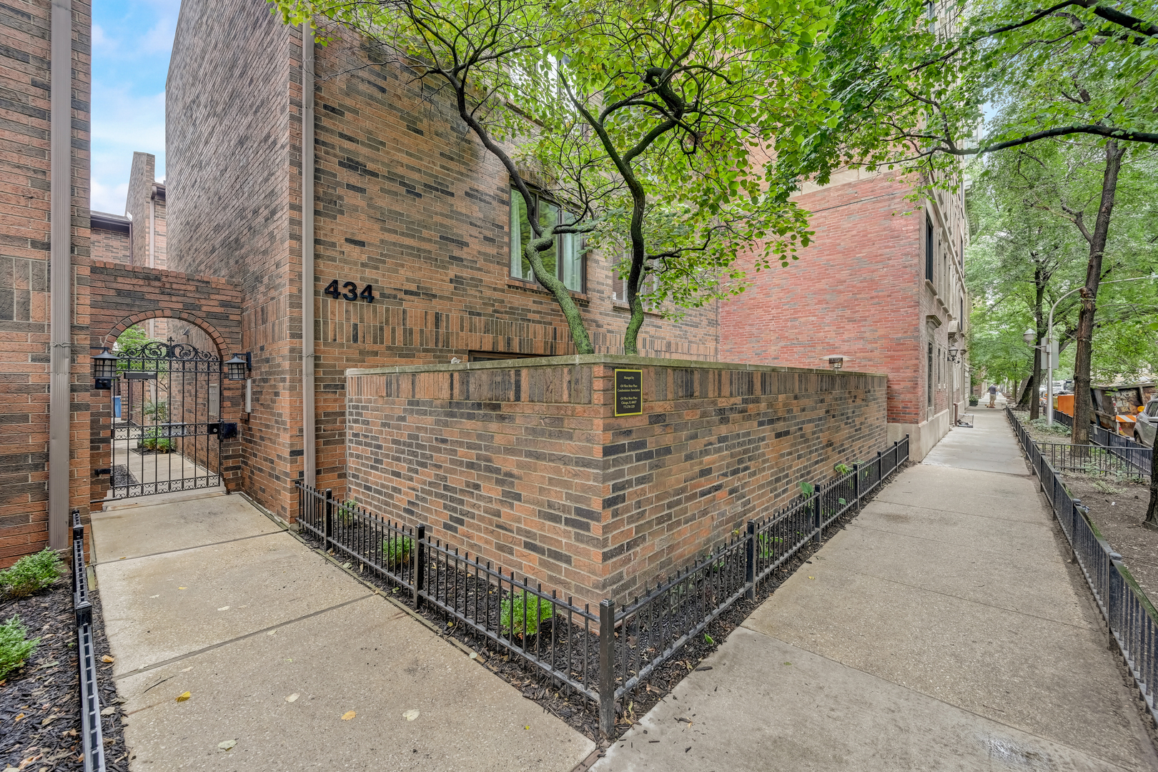 434 W Briar Place Unit: 1