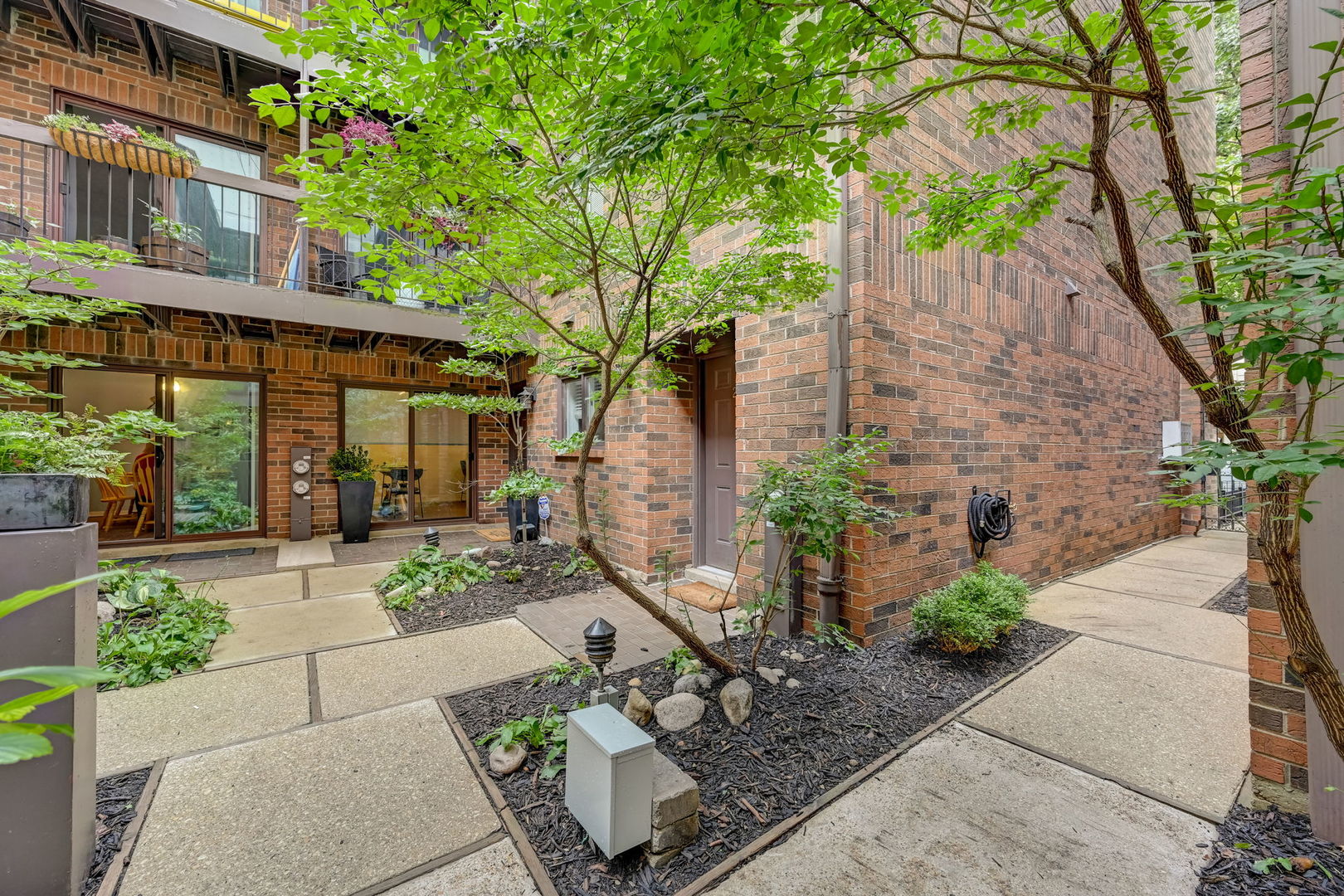 434 W Briar Place Unit: 1
