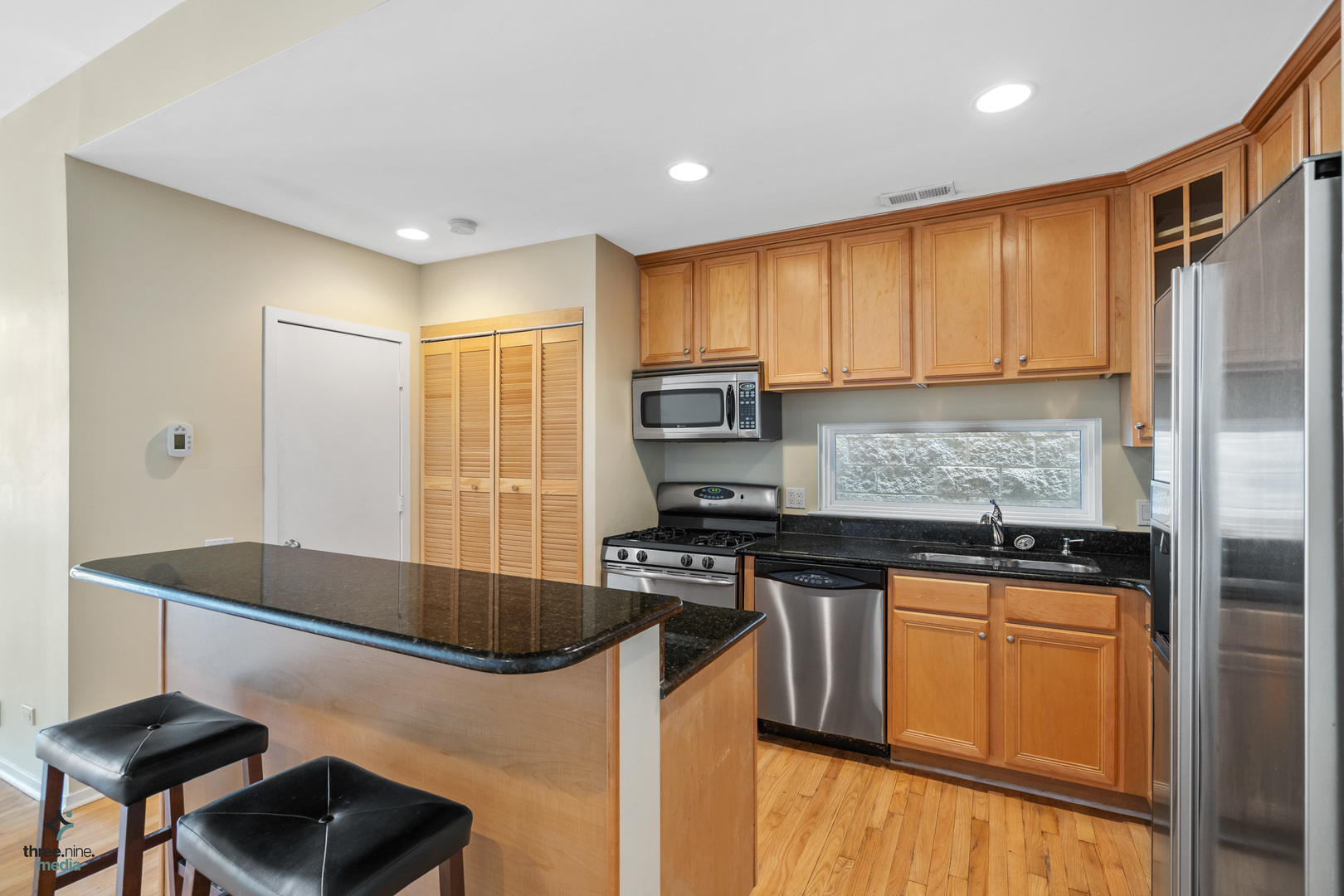 2723 N Southport Avenue Unit: FRNT