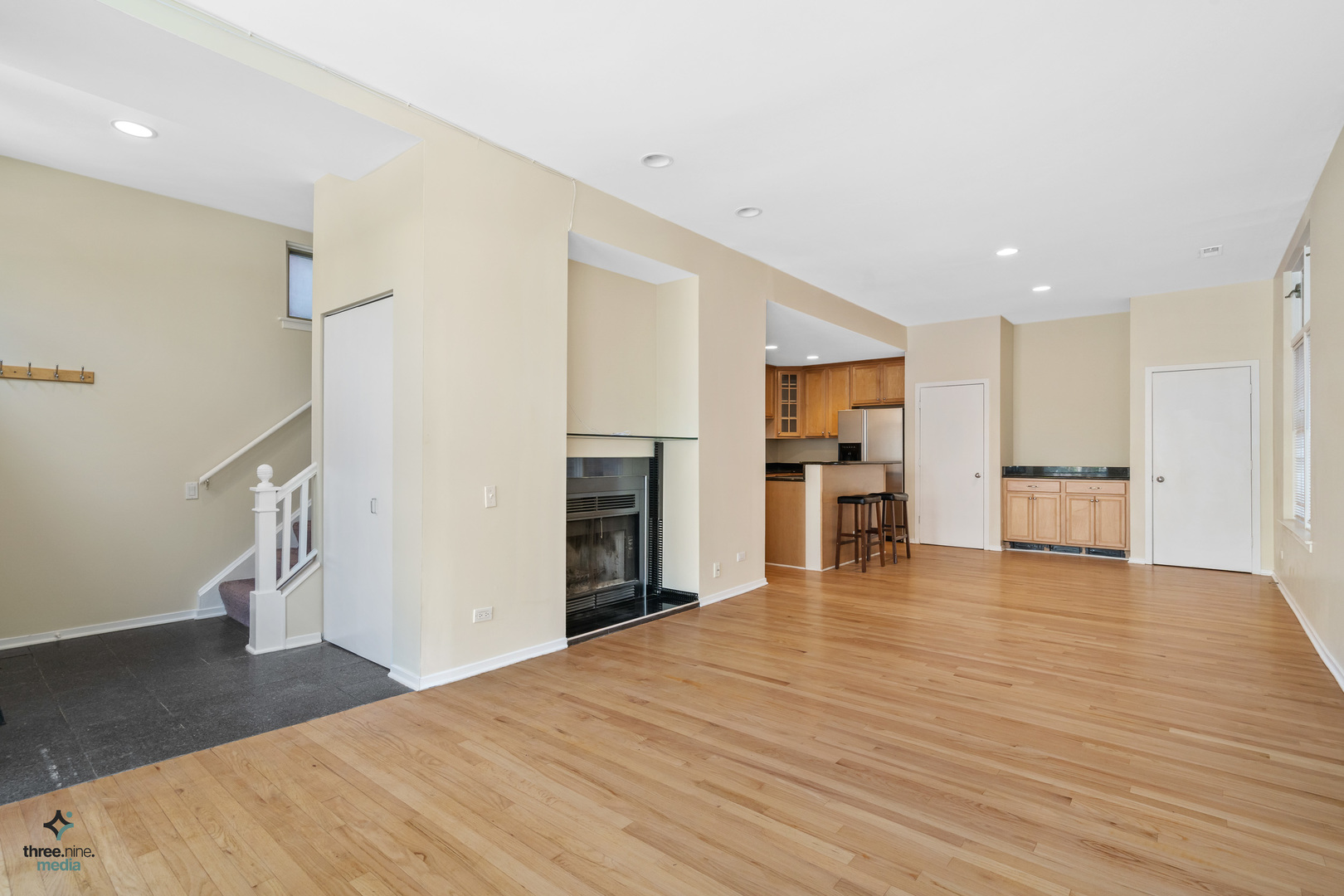 2723 N Southport Avenue Unit: FRNT