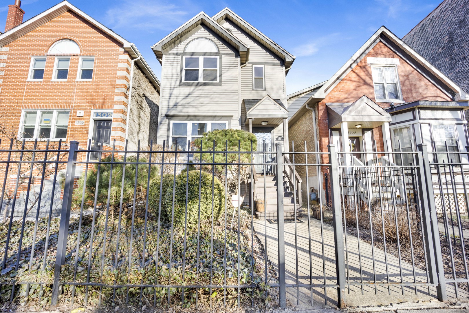 1307 N Oakley Boulevard