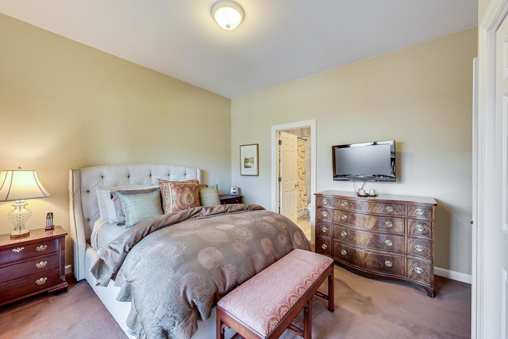1950 W Fletcher Street Unit: 1E