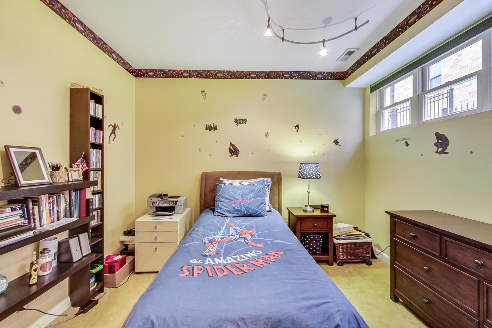 1950 W Fletcher Street Unit: 1E