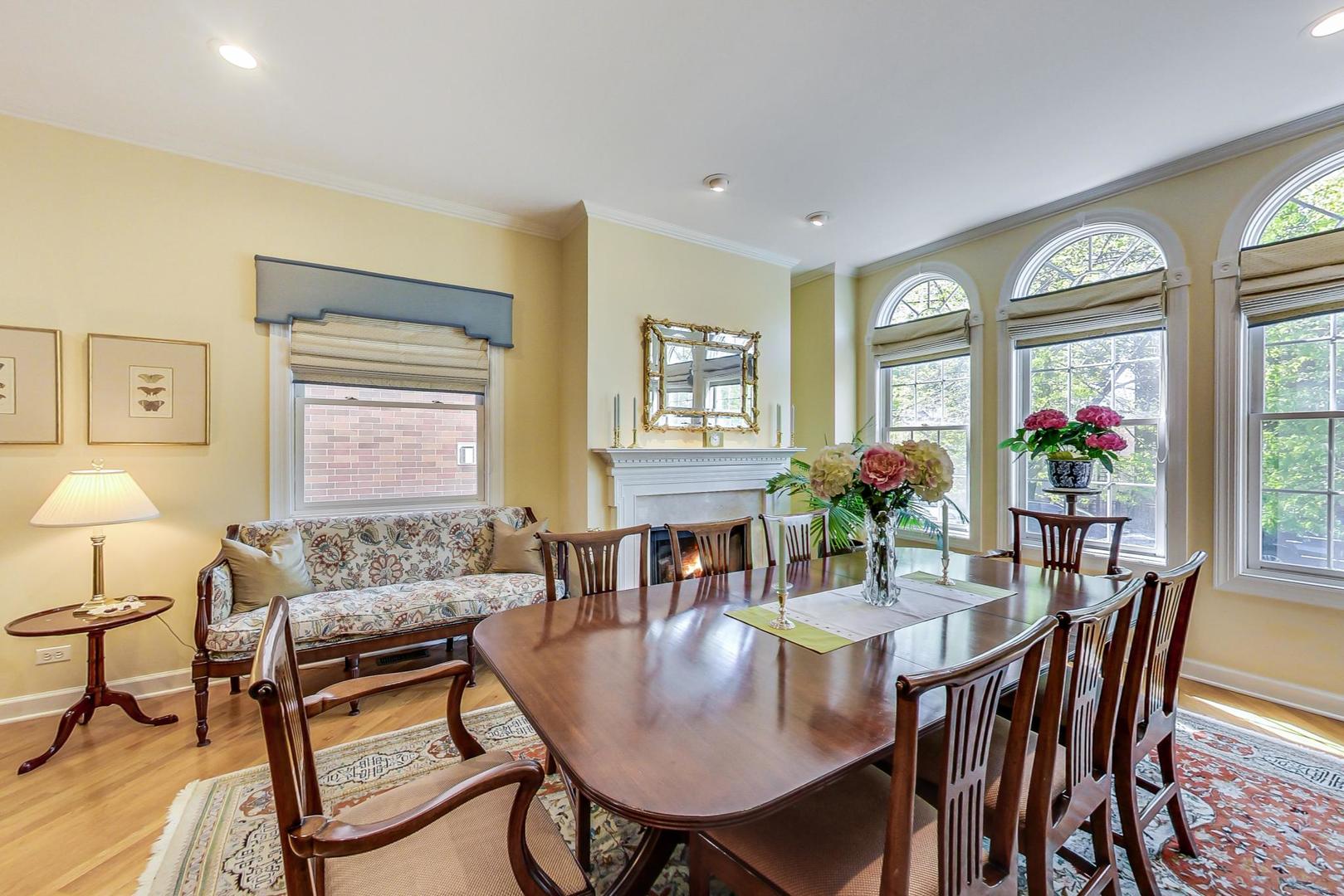 1950 W Fletcher Street Unit: 1E