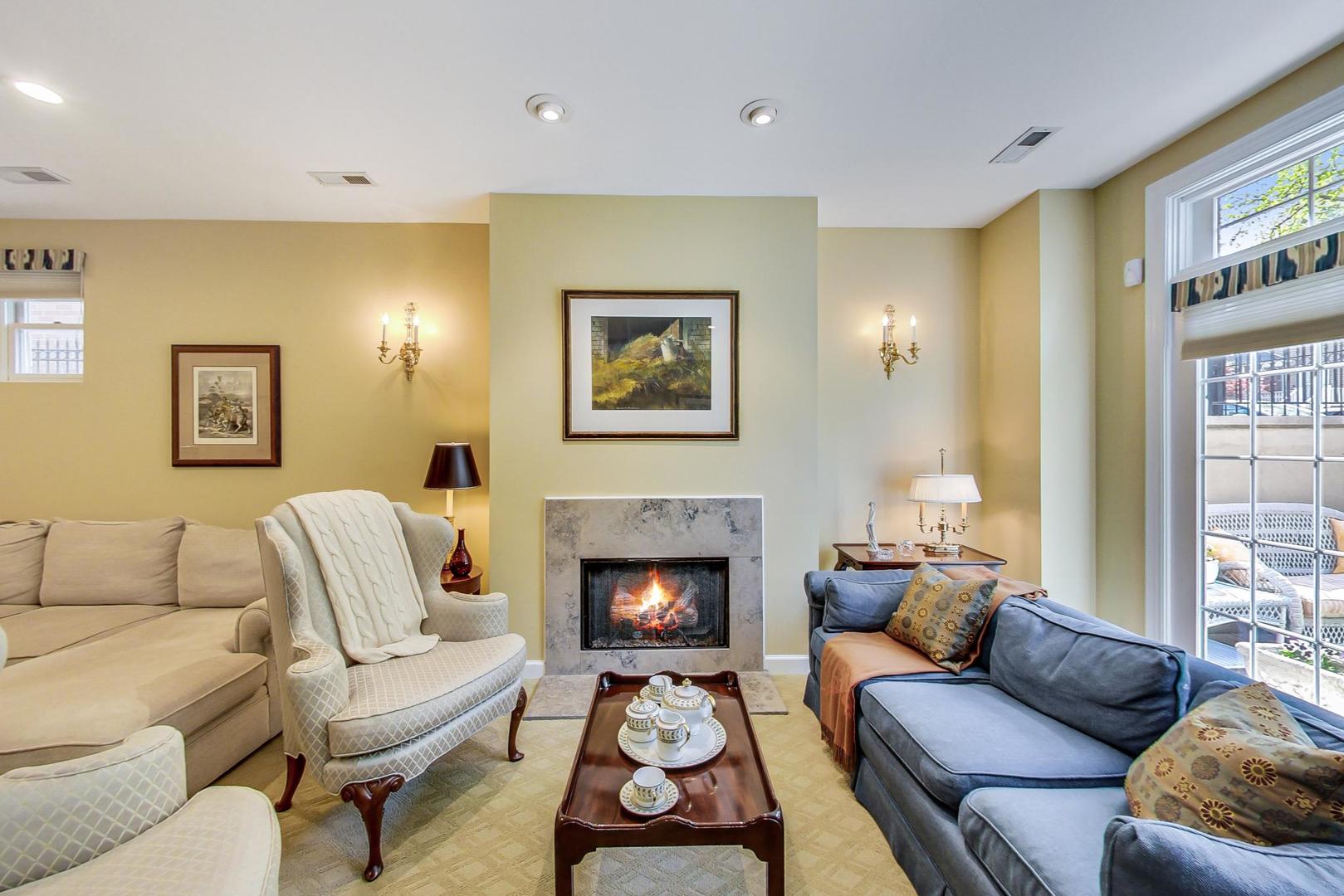 1950 W Fletcher Street Unit: 1E