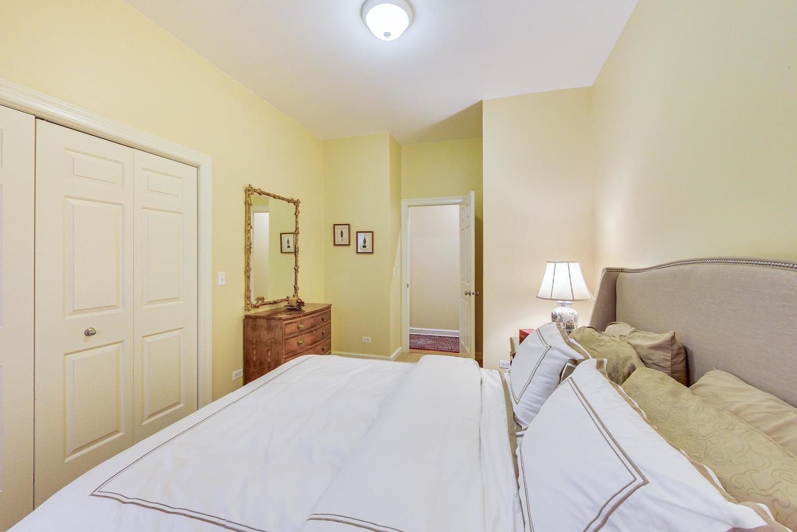 1950 W Fletcher Street Unit: 1E