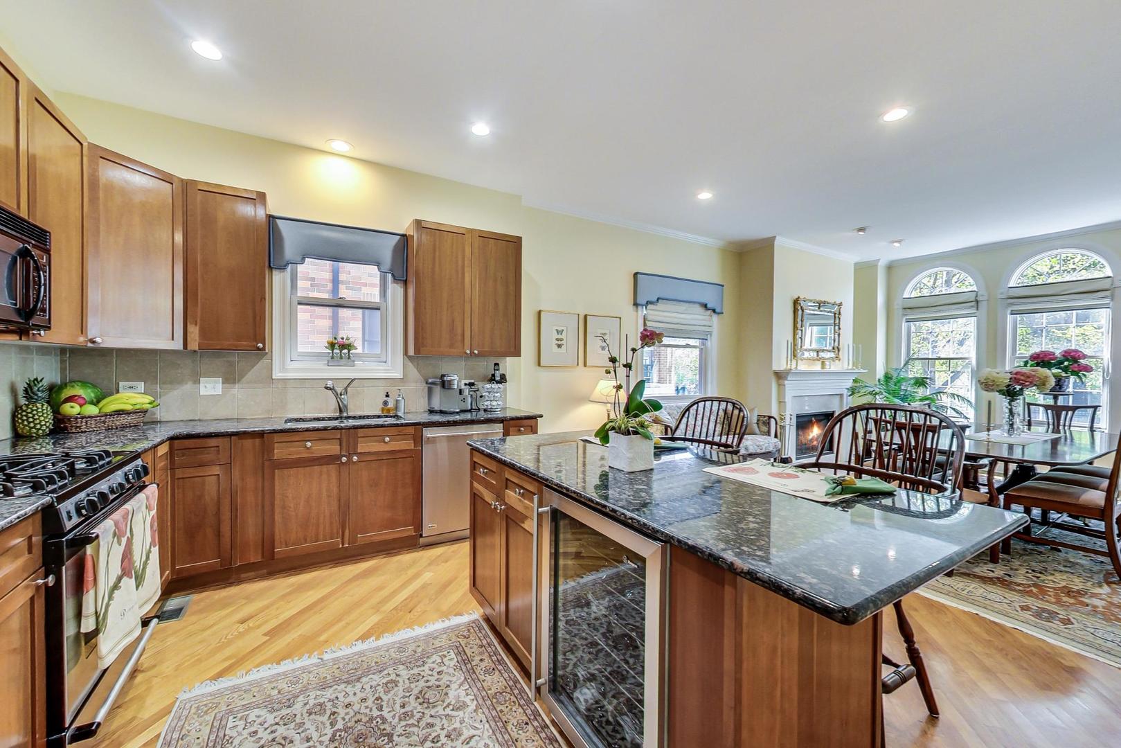 1950 W Fletcher Street Unit: 1E