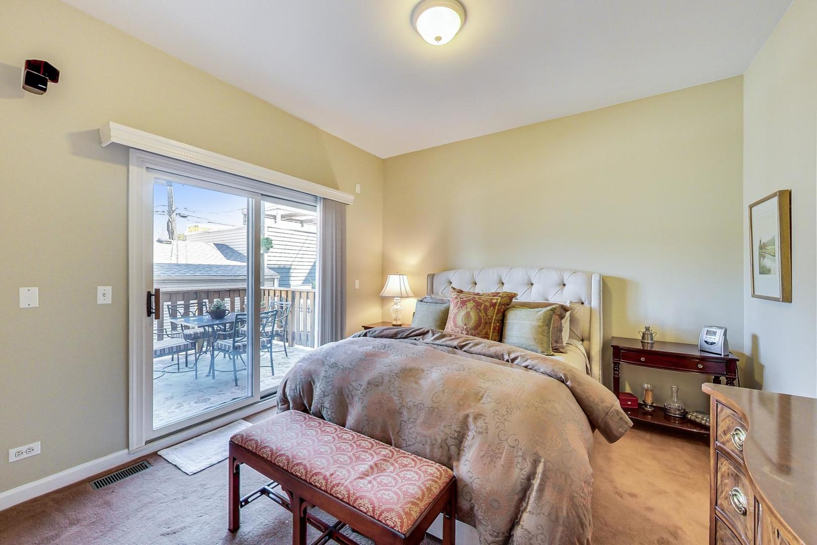 1950 W Fletcher Street Unit: 1E