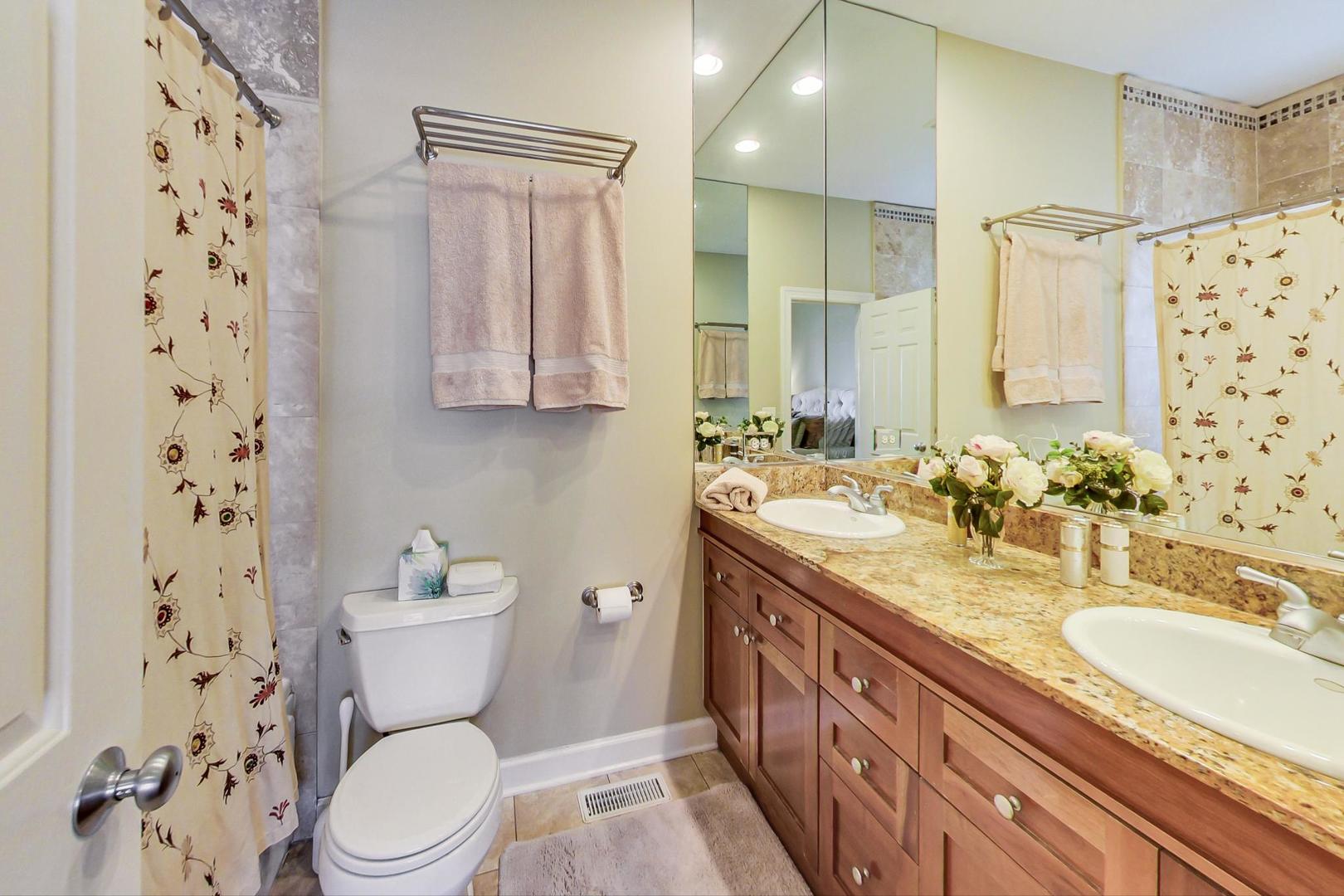 1950 W Fletcher Street Unit: 1E