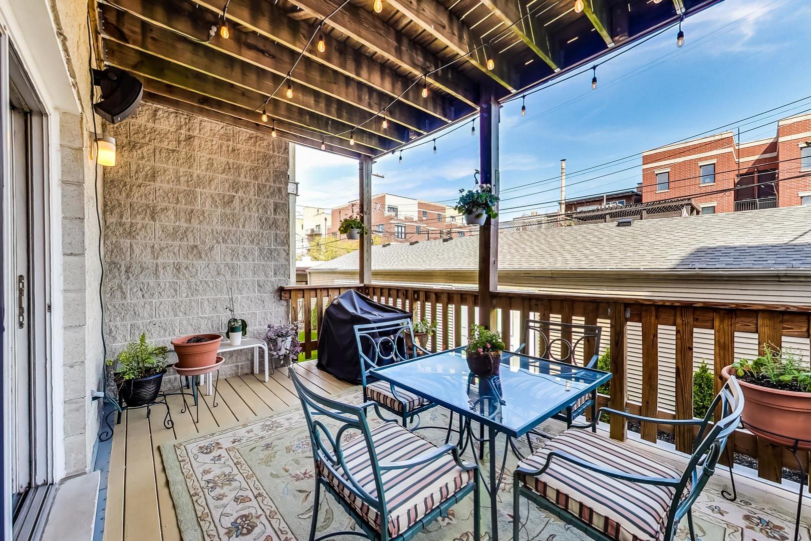 1950 W Fletcher Street Unit: 1E