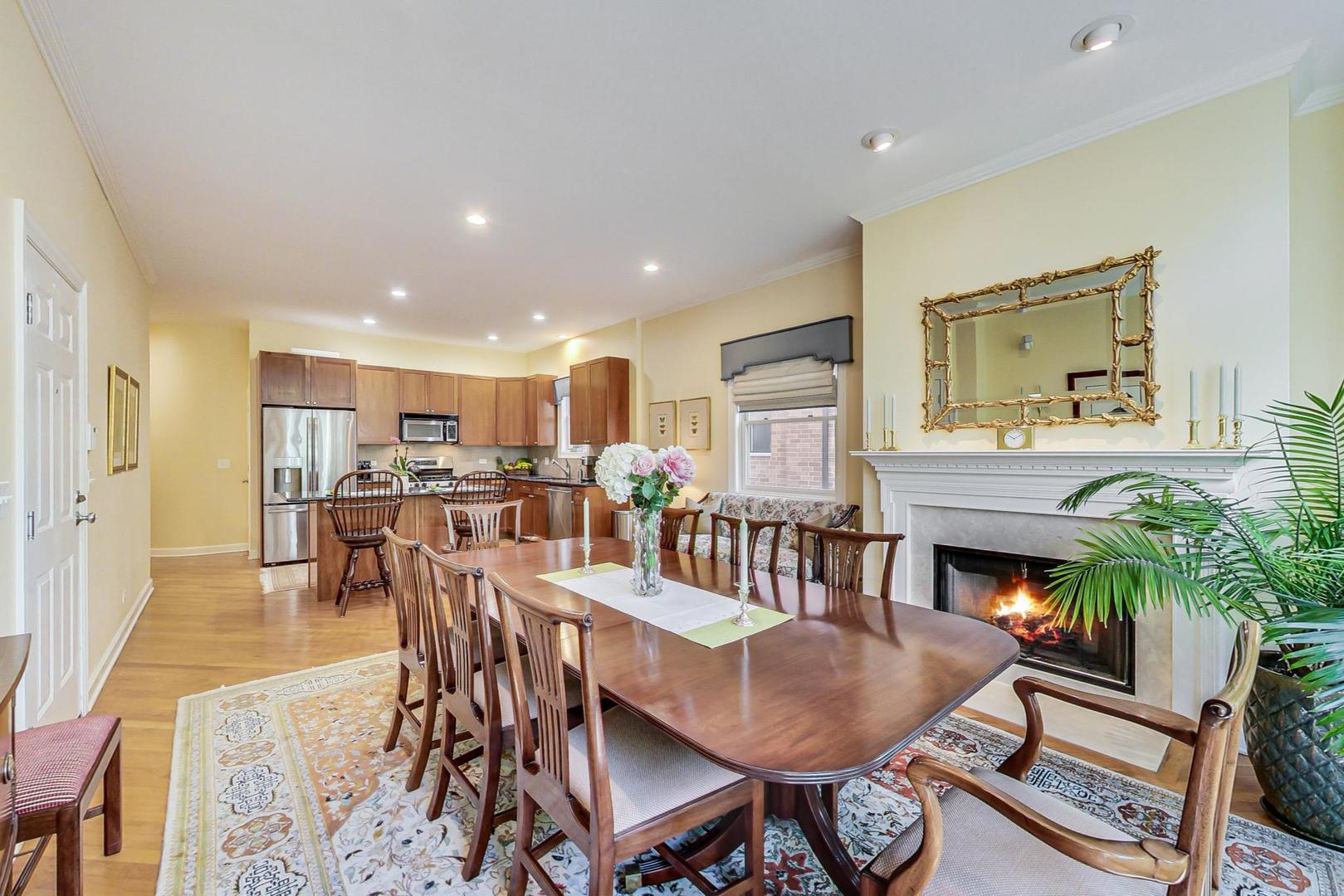 1950 W Fletcher Street Unit: 1E