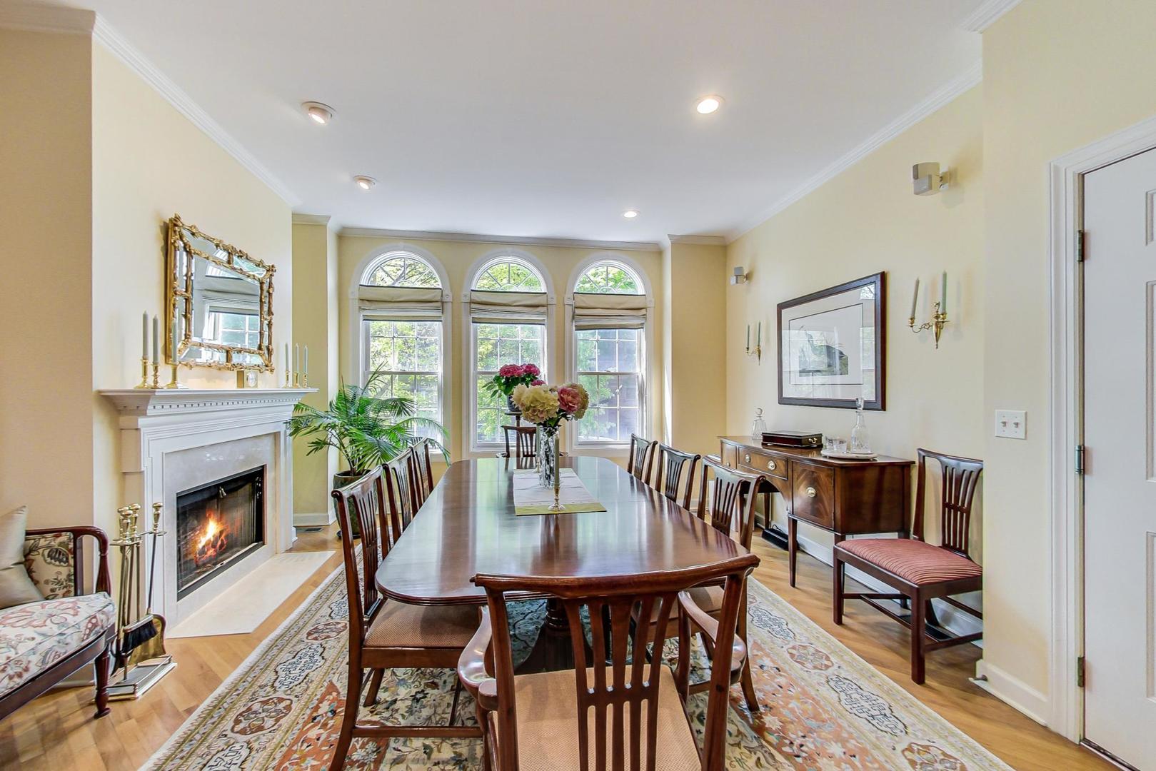 1950 W Fletcher Street Unit: 1E