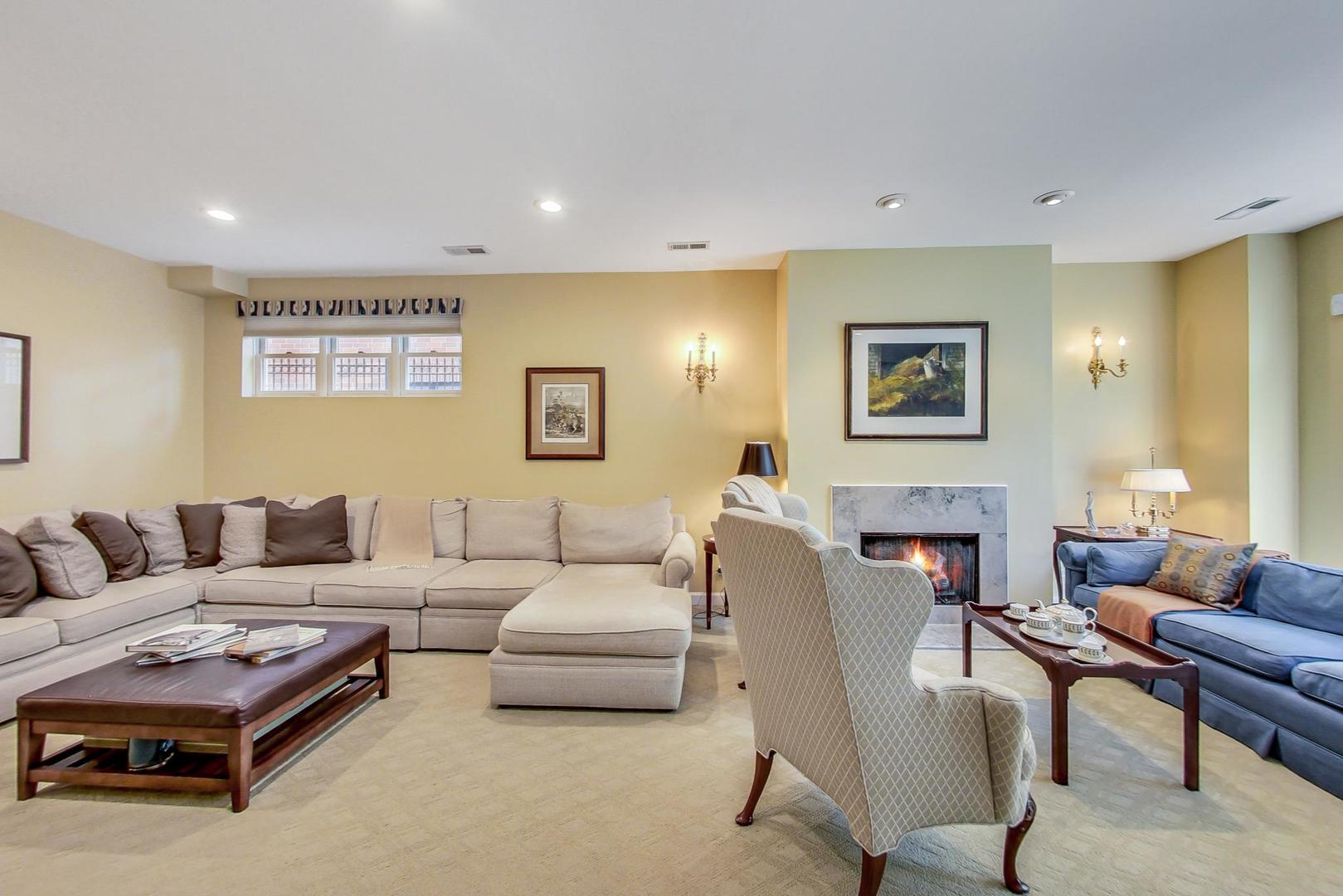 1950 W Fletcher Street Unit: 1E