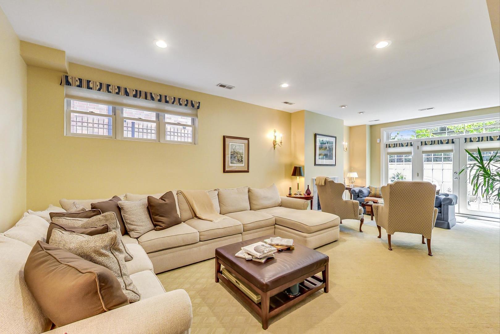 1950 W Fletcher Street Unit: 1E