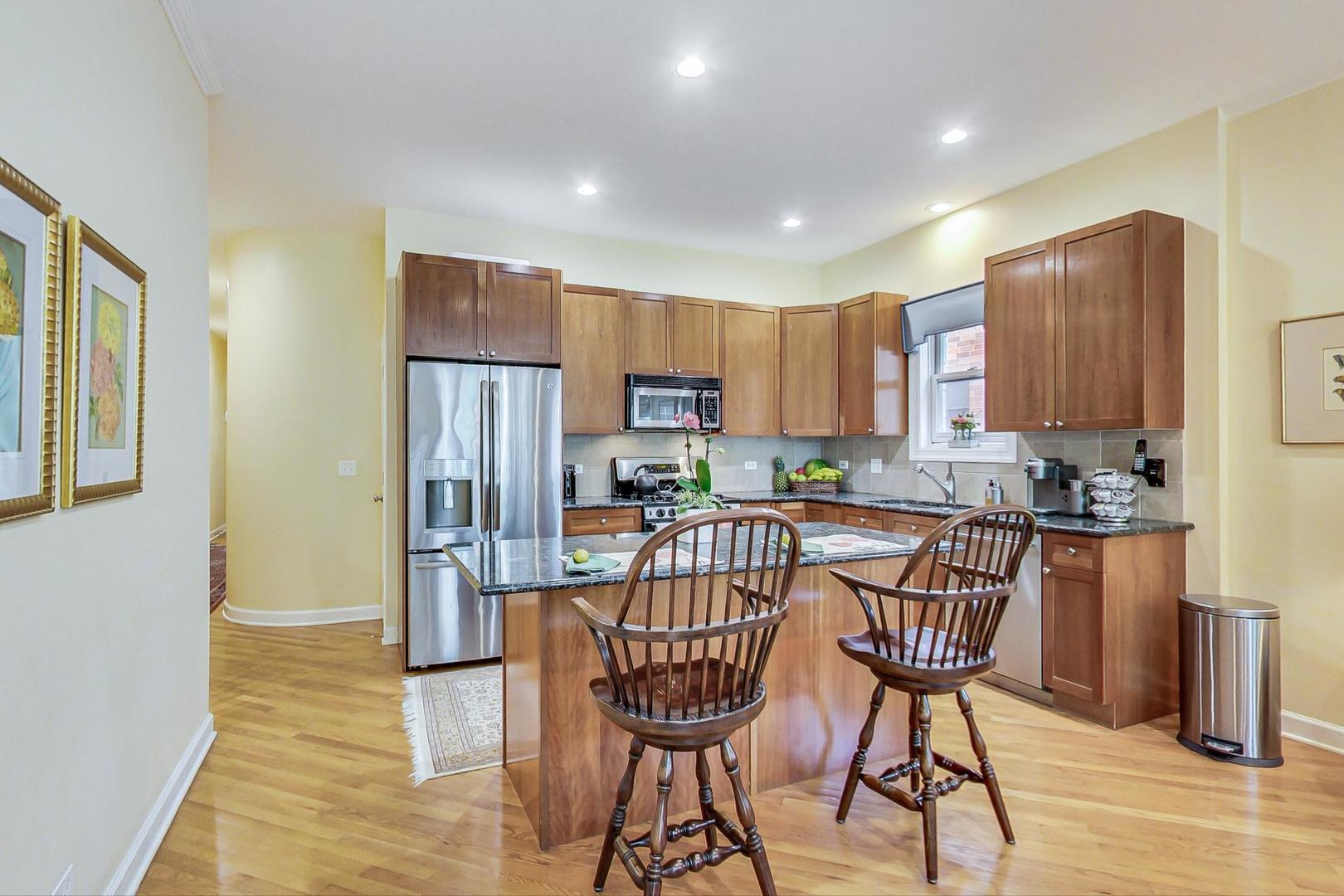 1950 W Fletcher Street Unit: 1E