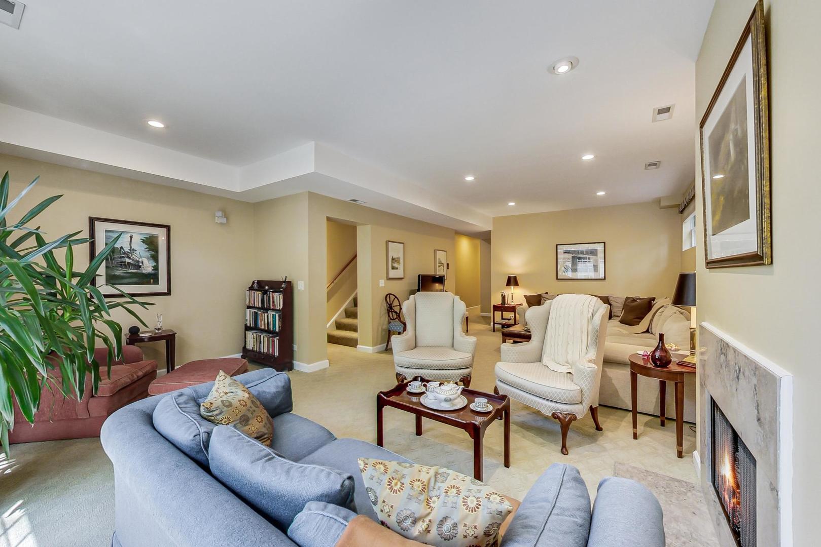 1950 W Fletcher Street Unit: 1E