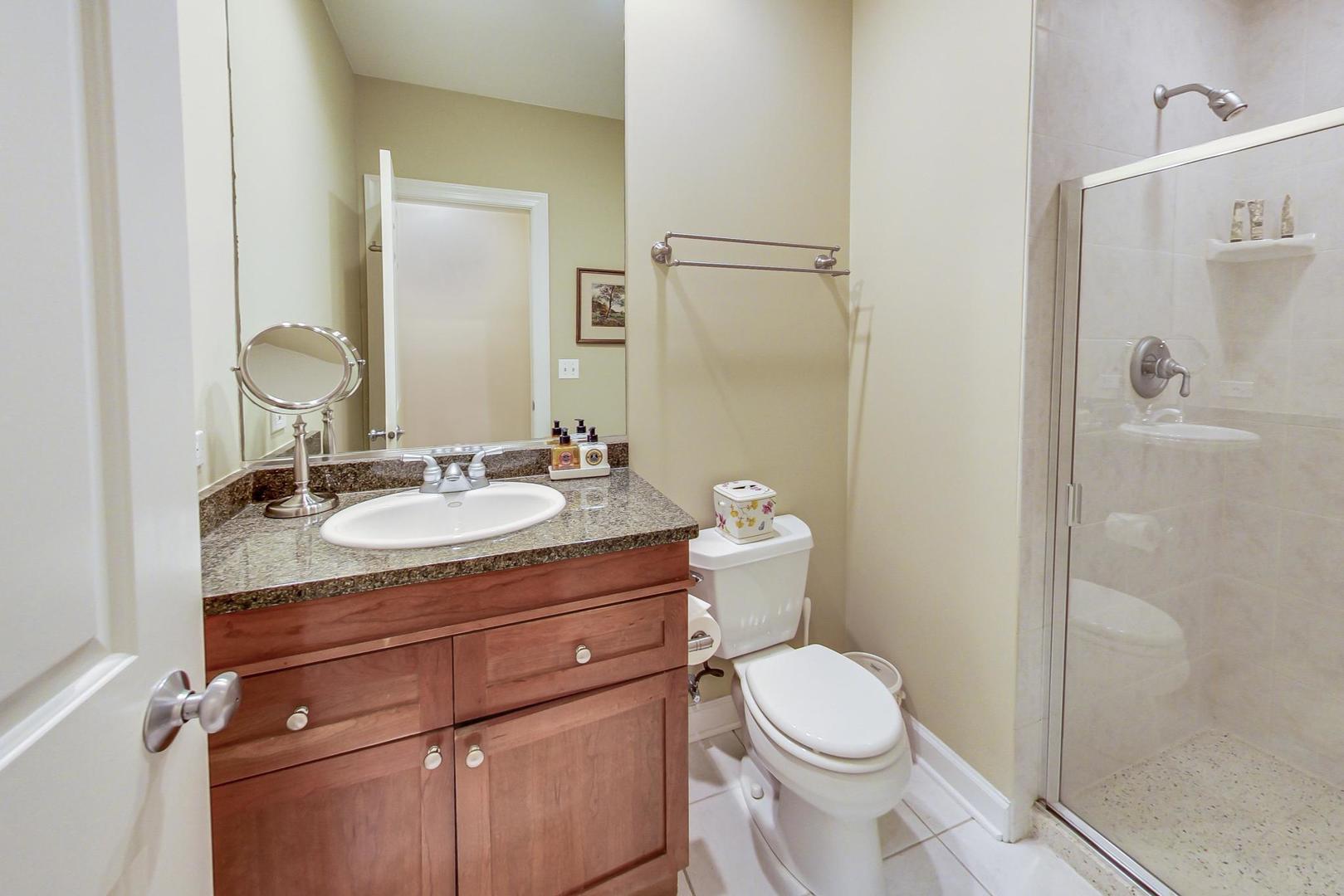 1950 W Fletcher Street Unit: 1E