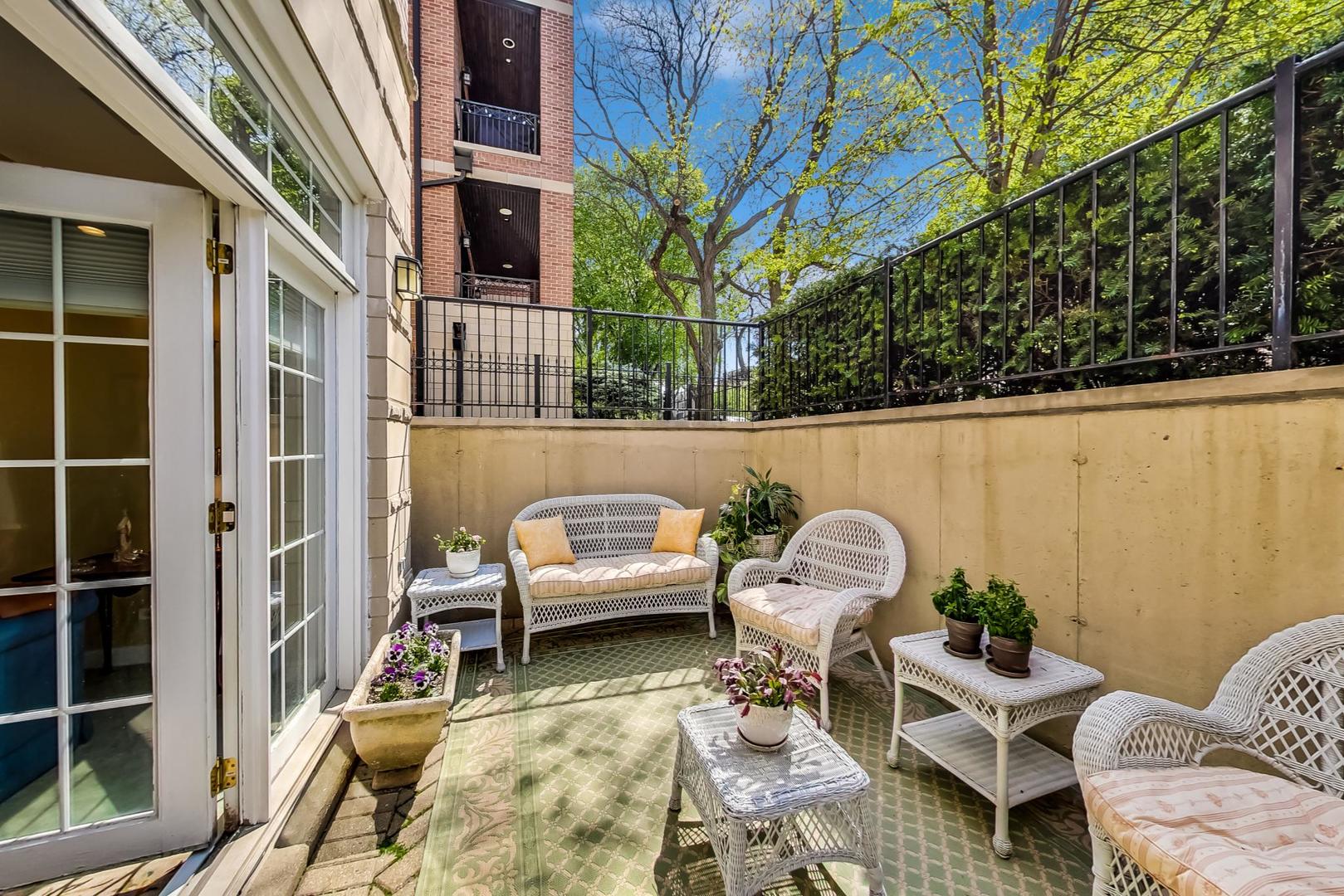 1950 W Fletcher Street Unit: 1E