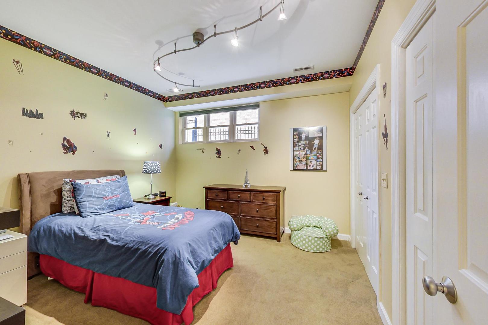 1950 W Fletcher Street Unit: 1E