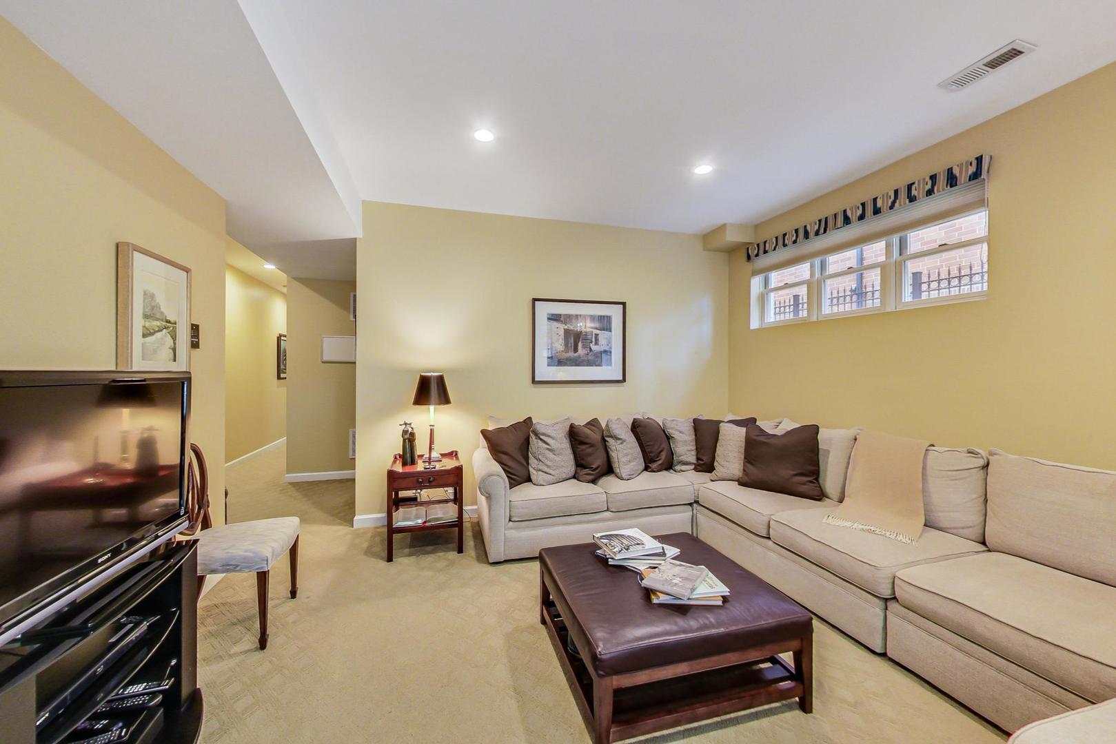 1950 W Fletcher Street Unit: 1E